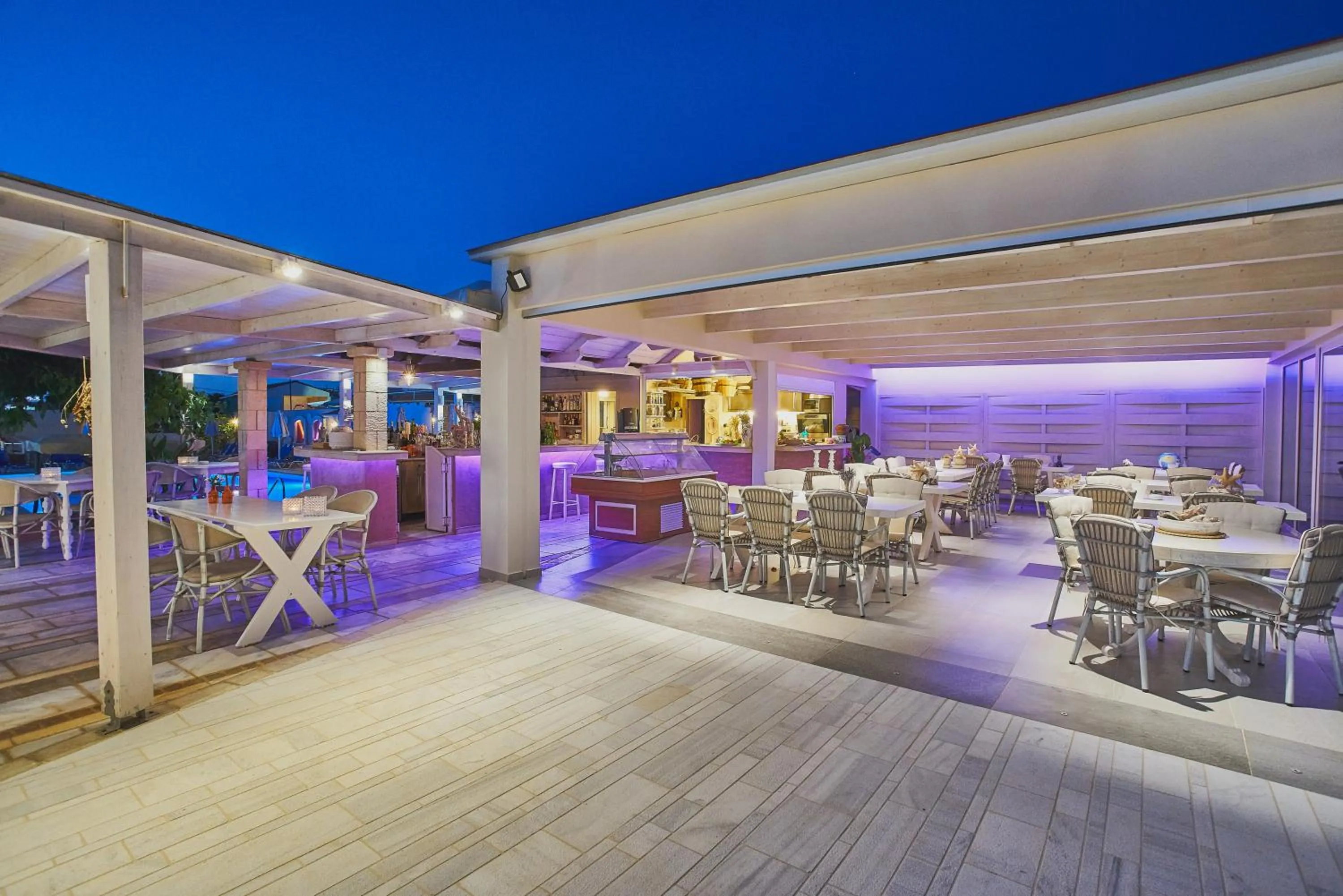 Restaurant/places to eat in Golden Bay Hotel Apartments