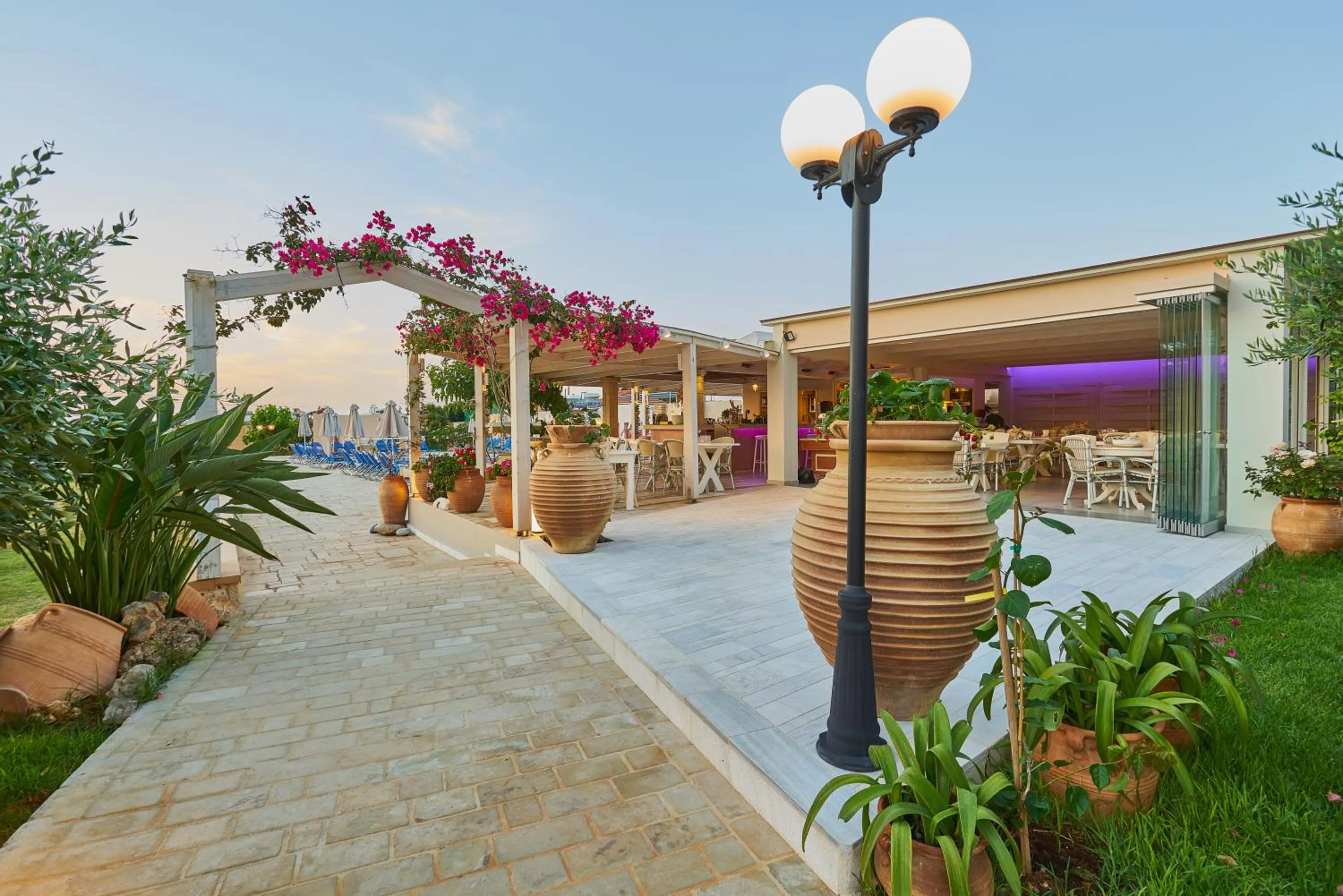 Restaurant/places to eat in Golden Bay Hotel Apartments