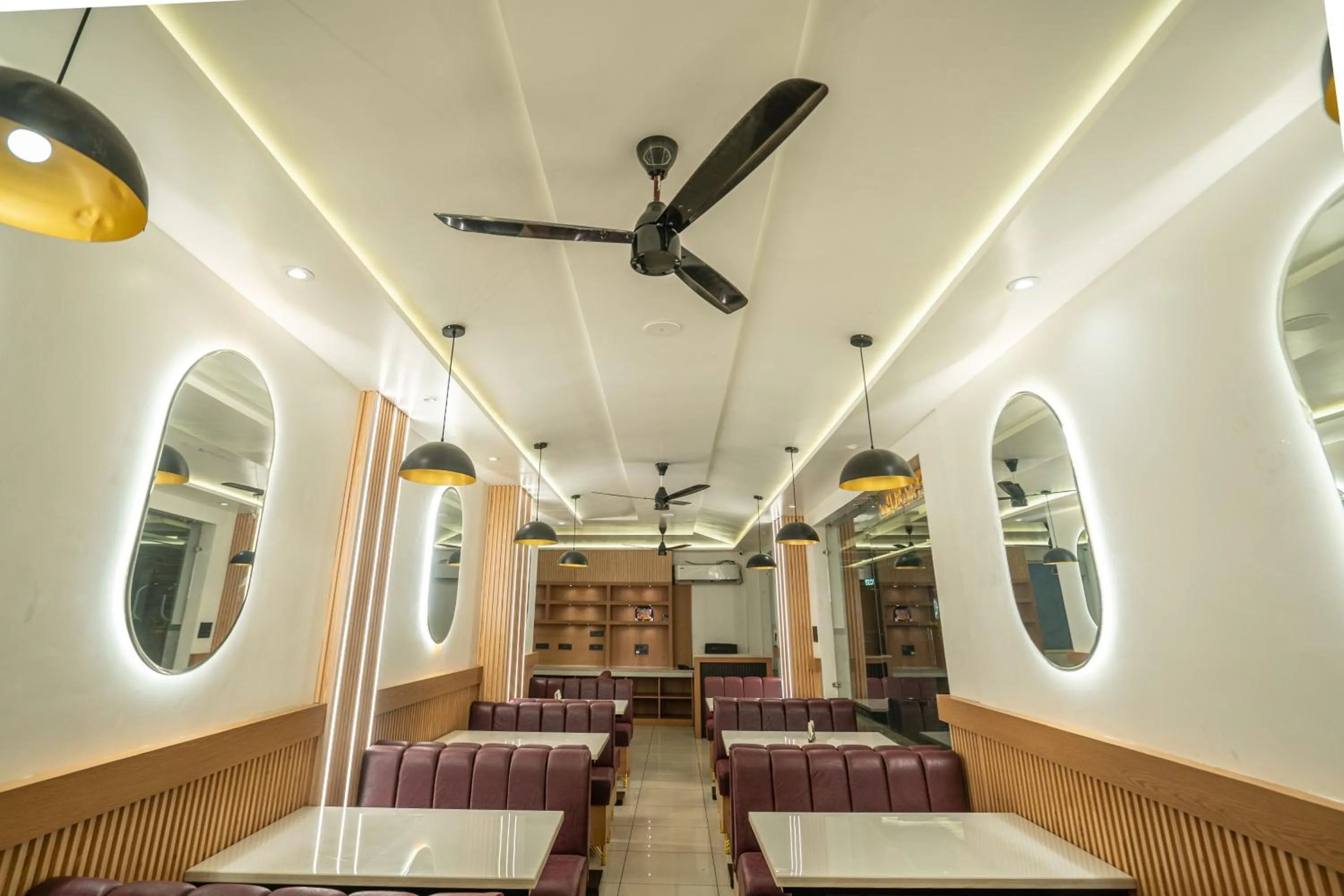 Restaurant/places to eat in Hotel The Vaishvik