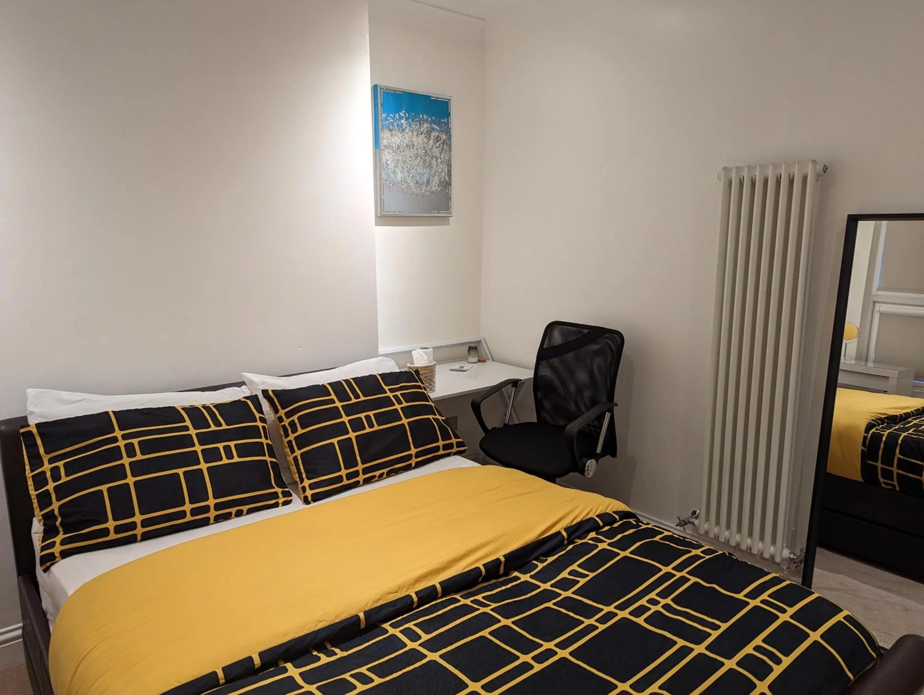 Bedroom, Bed in Fully-equipped flat in the city of London