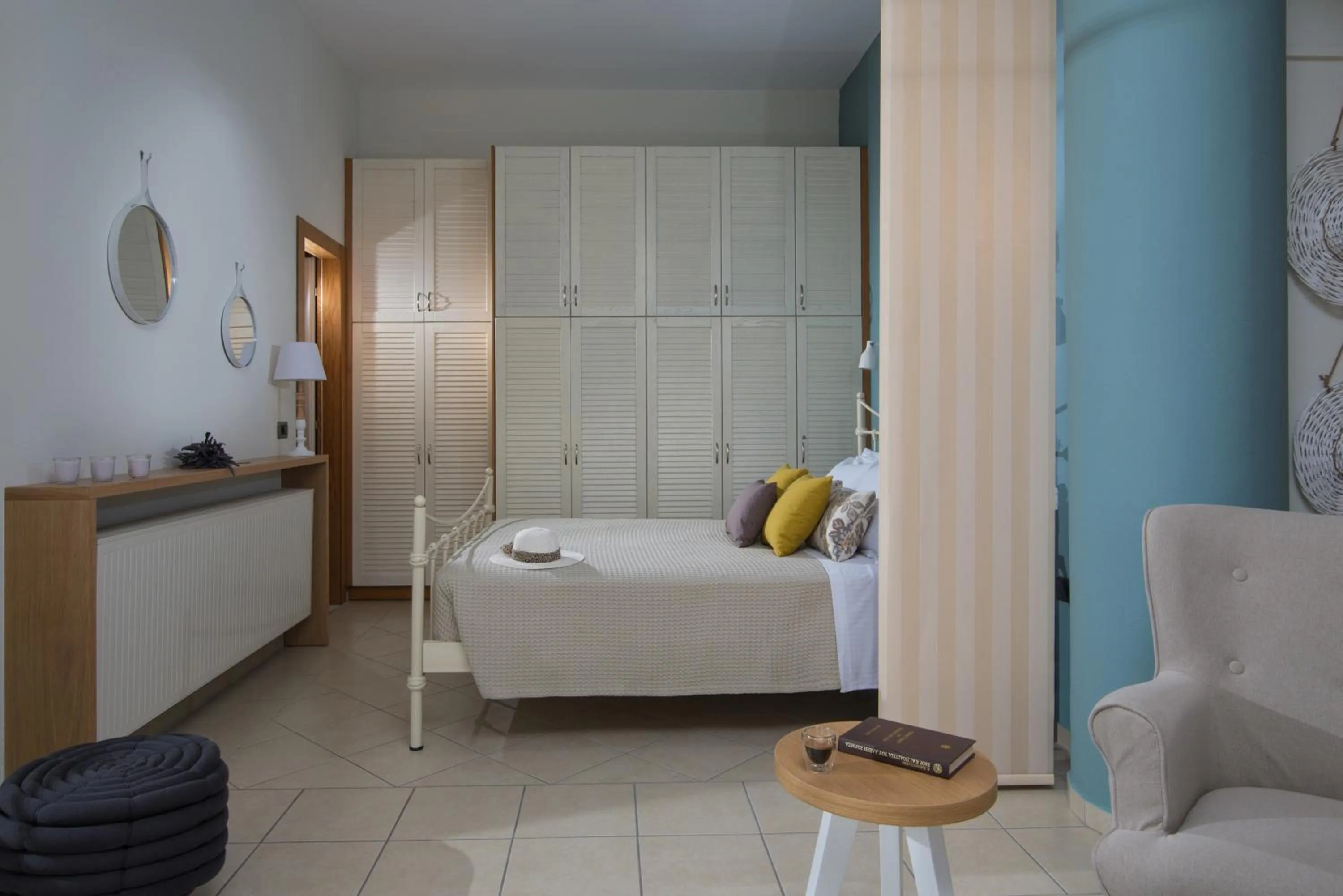 Seating area, Bed in Rainbow Apartments