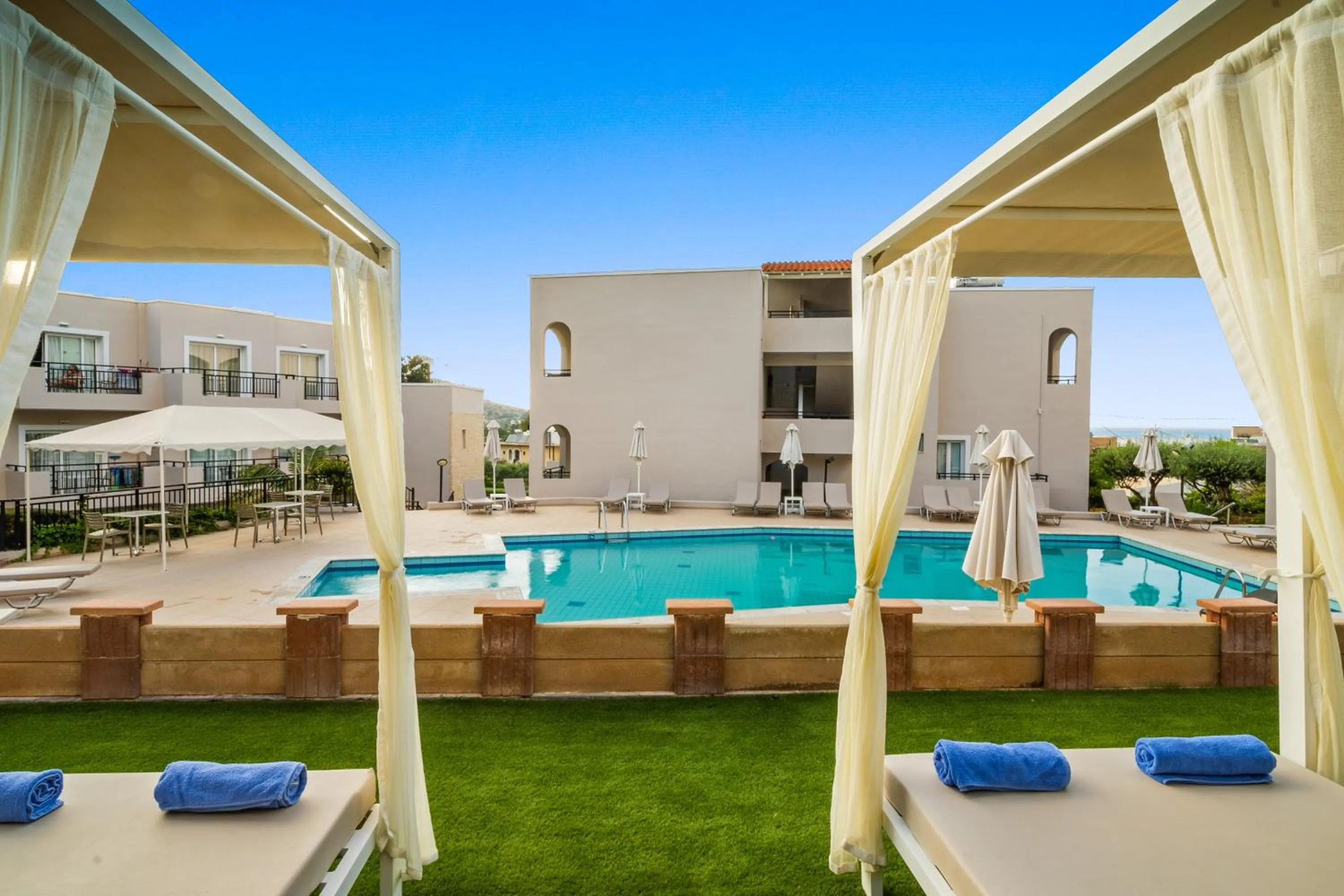 Swimming pool in Rainbow Apartments