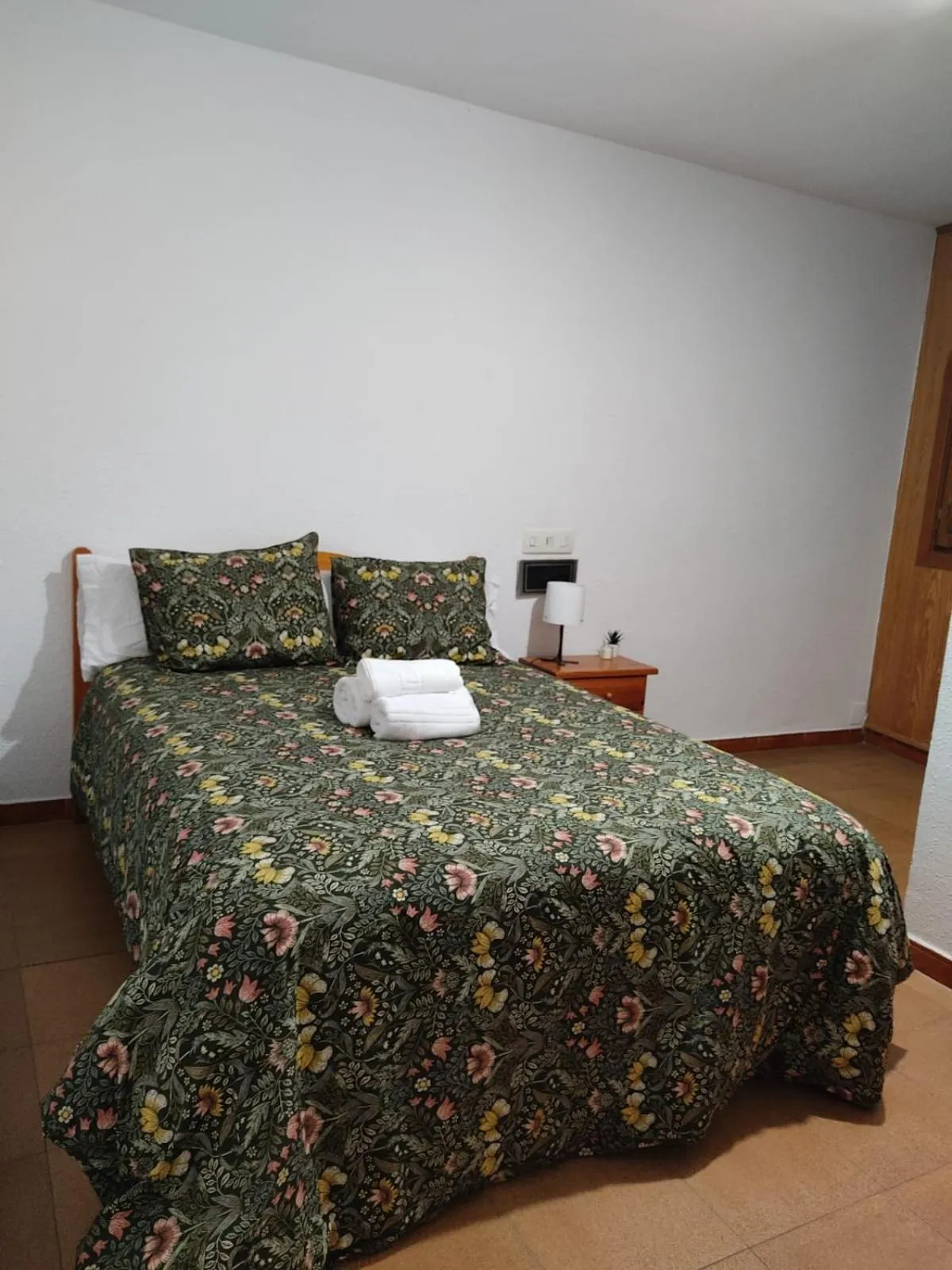 Photo of the whole room, Bed in Pensión Mesón La Lonja - Herbers