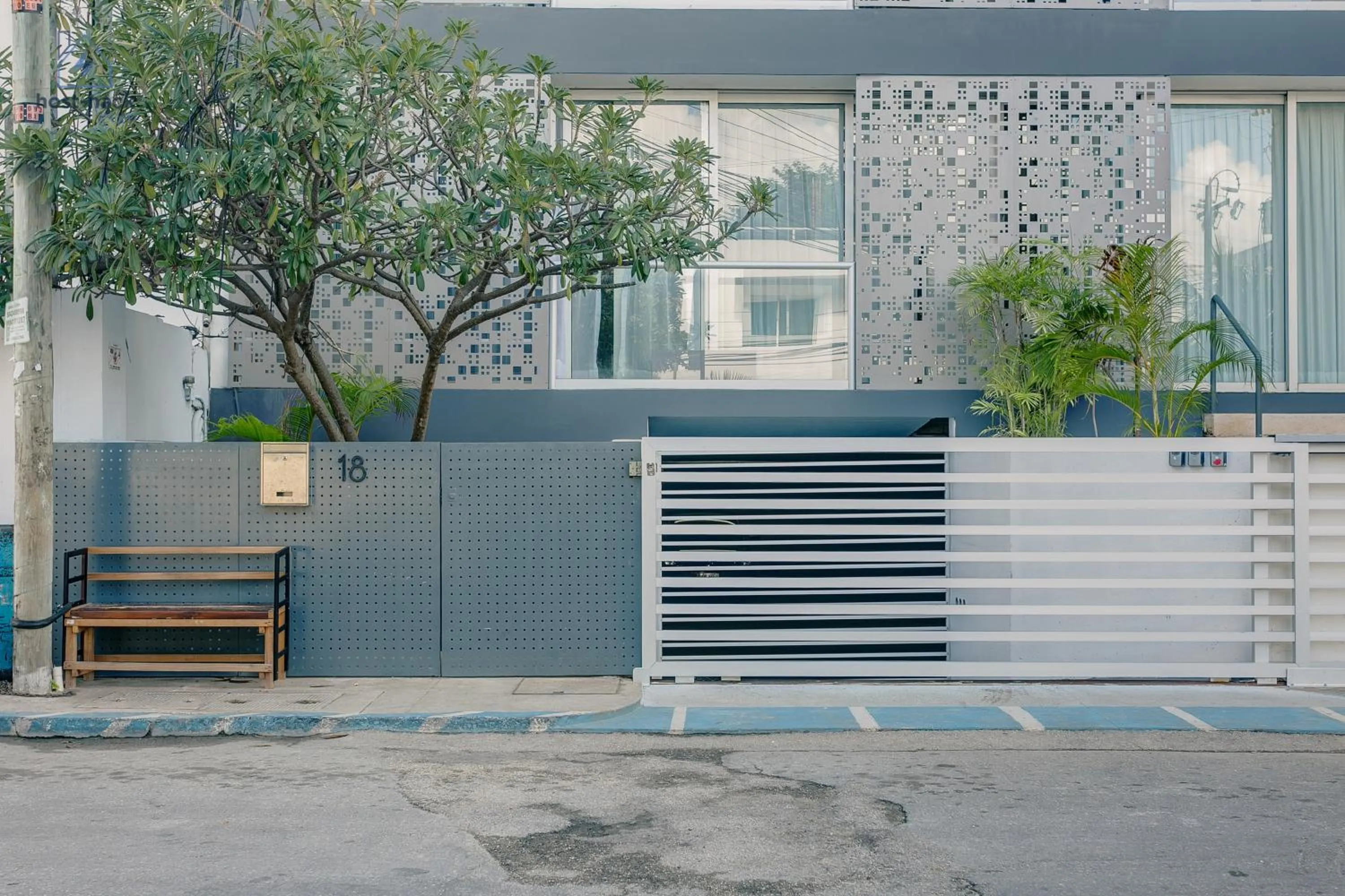 Property building in Aptartment with Patio, Rooftop & Pool Close to the Beach - Danzamar 2