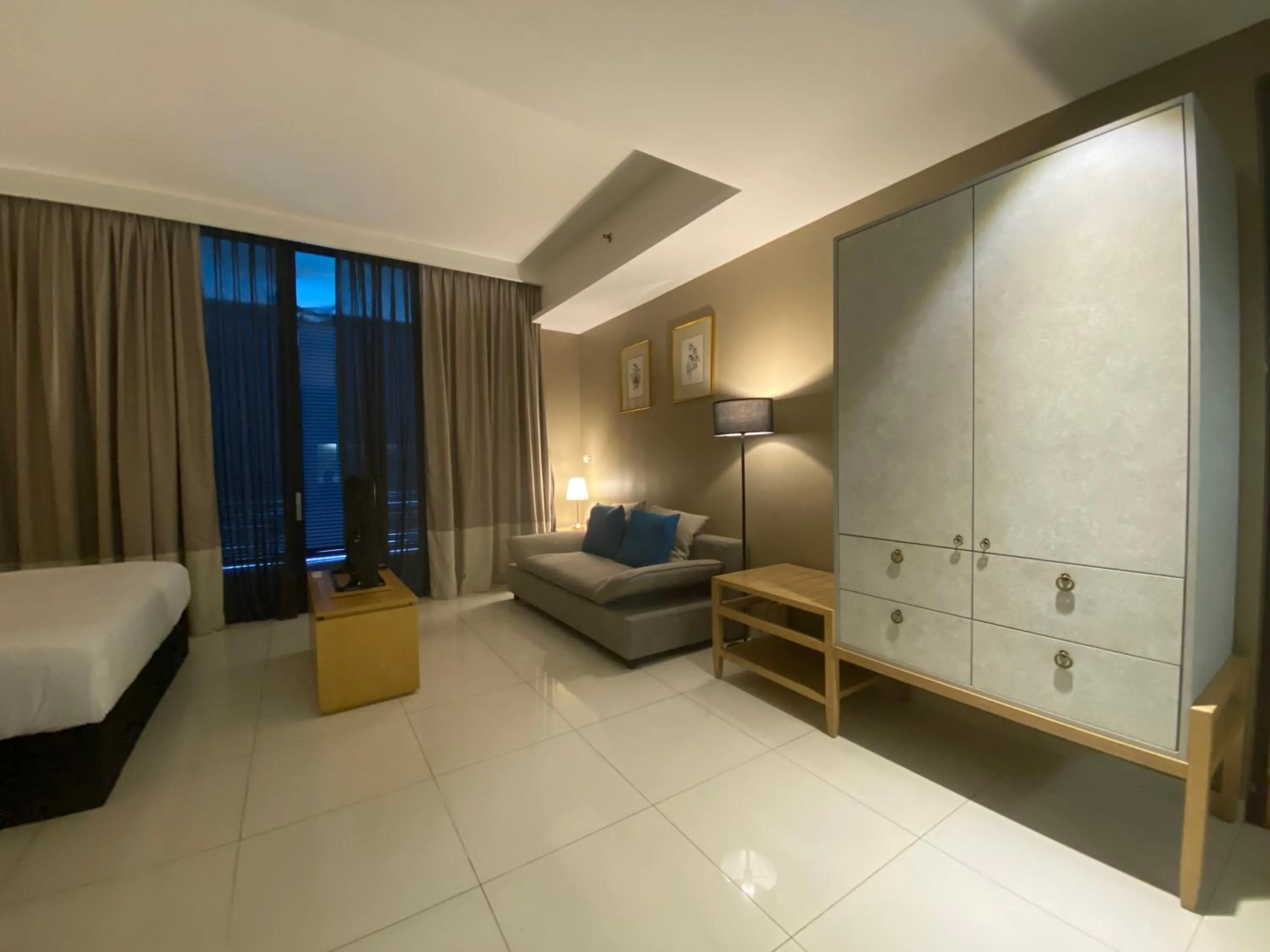 Seating area, Bed in Amanjiwa 99R