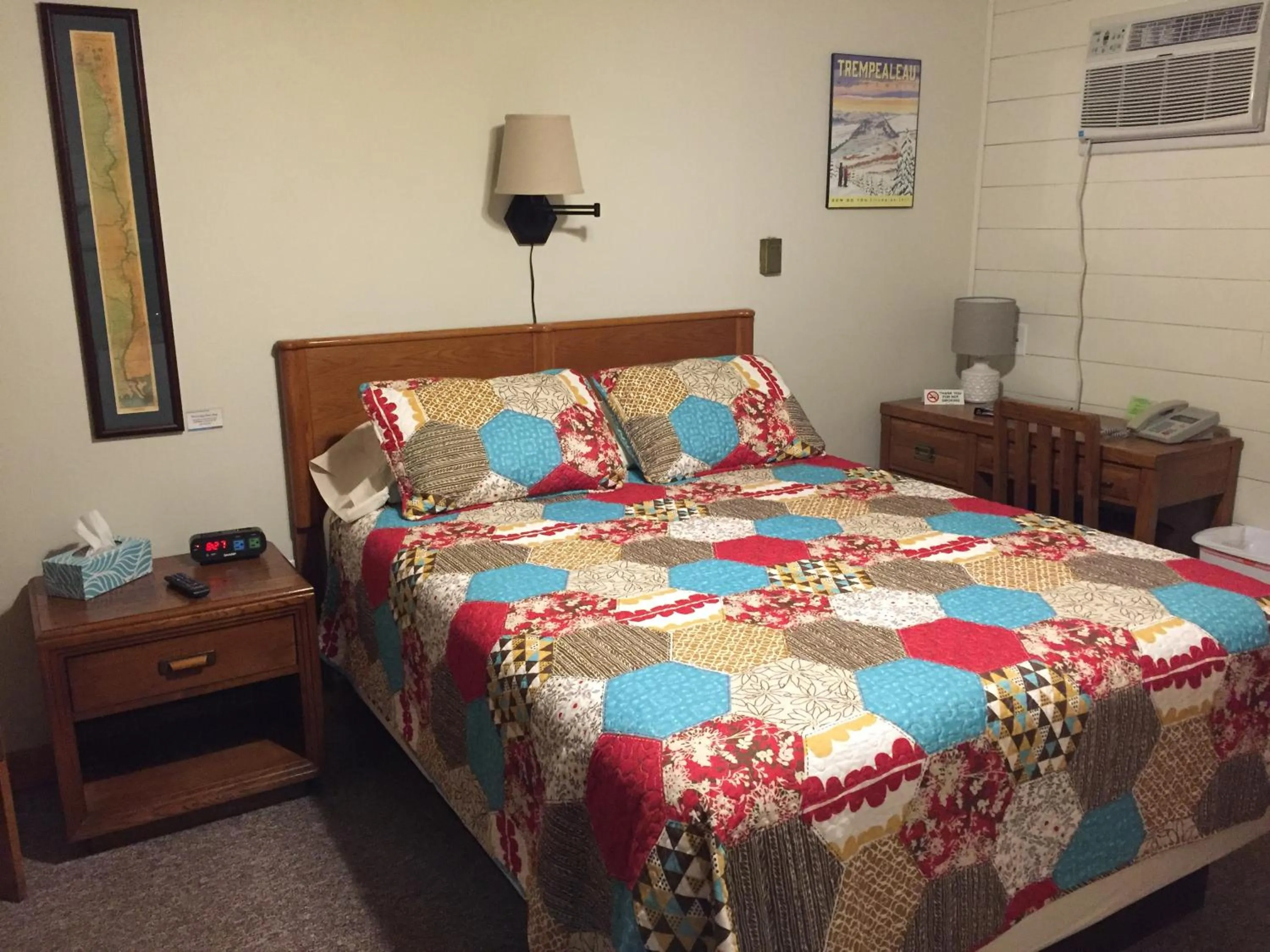 Bed in Little Bluff Inn