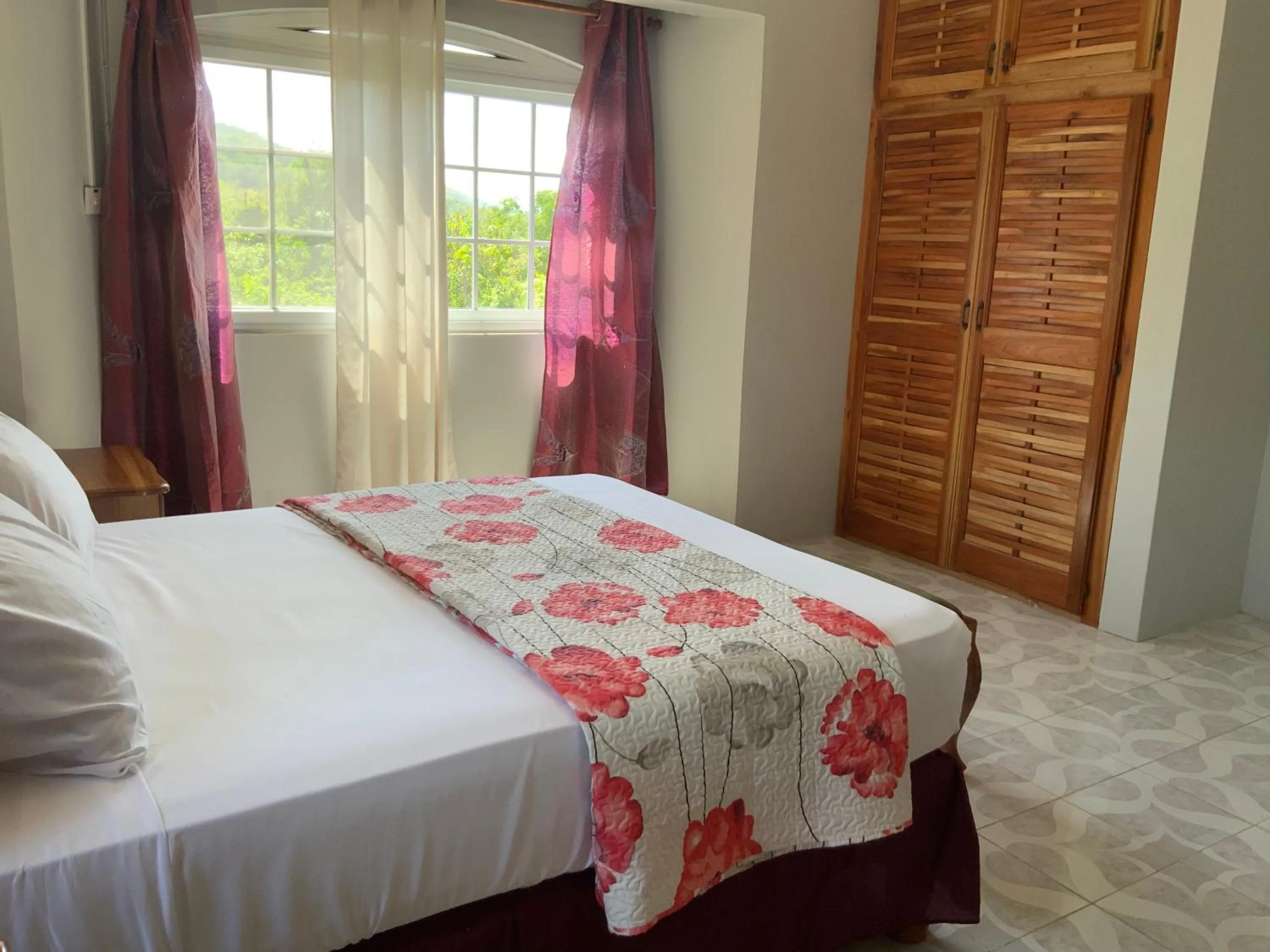 Photo of the whole room, Bed in Poinciana House