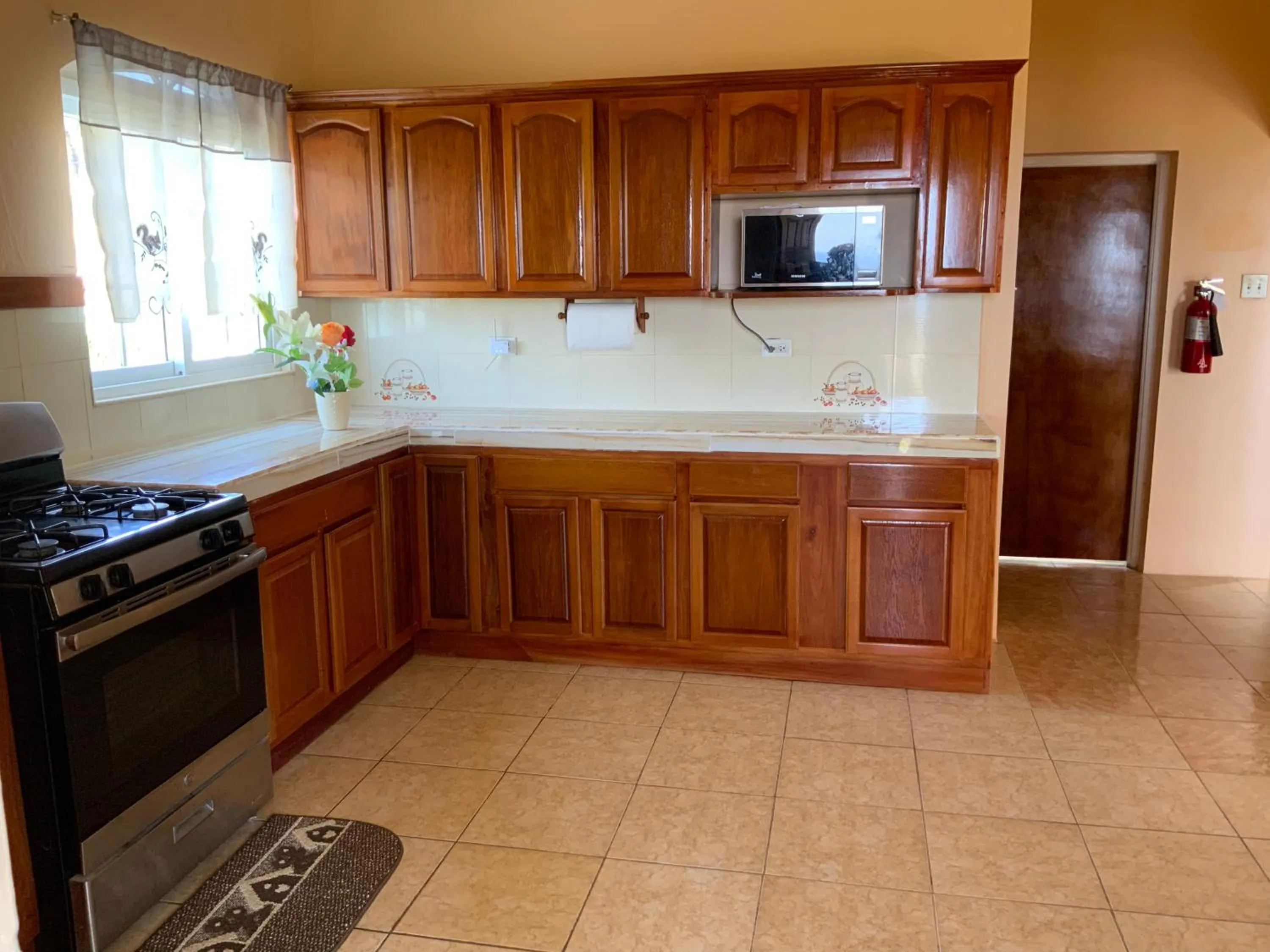 Kitchen or kitchenette in Poinciana House