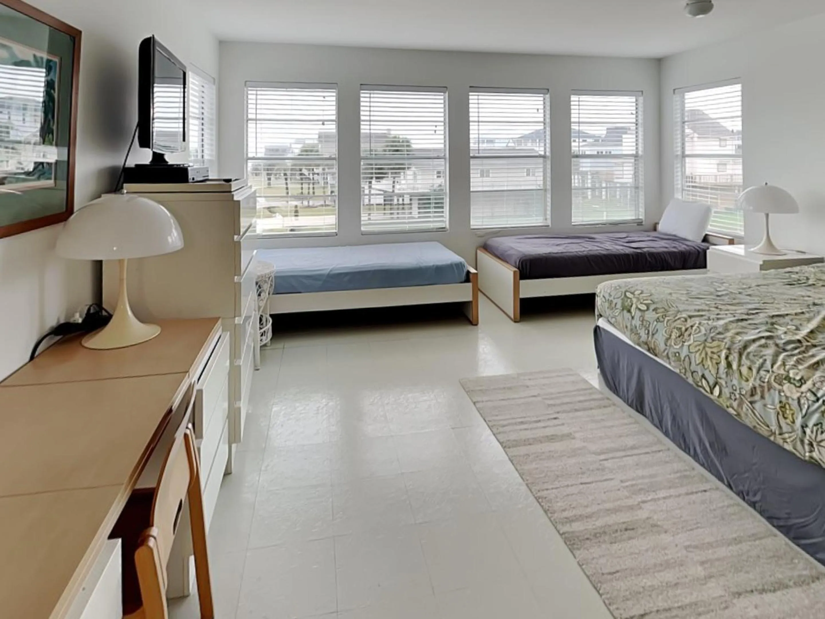 Bed in Shangri La La