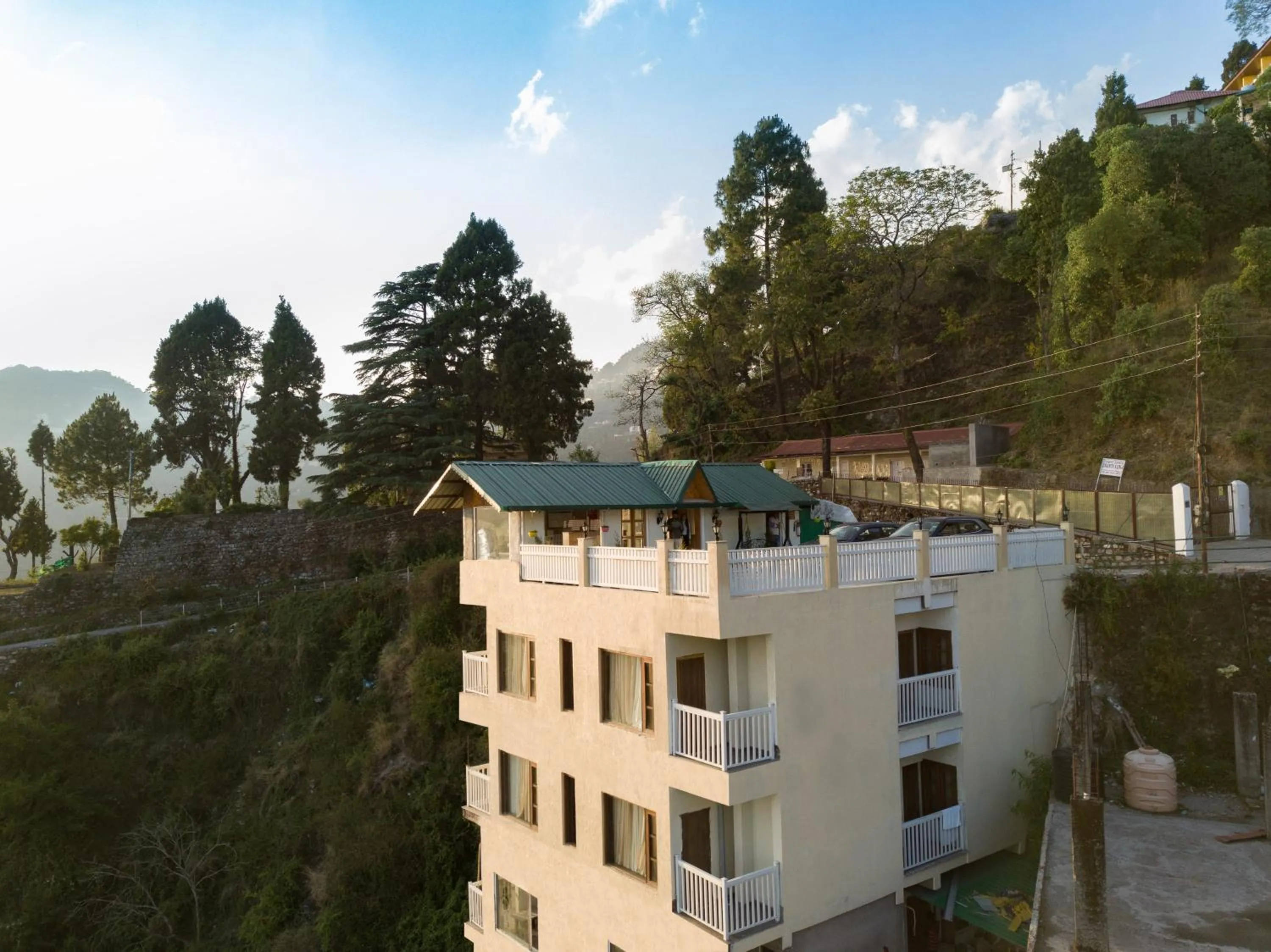Property building in Hotel Spring Wood