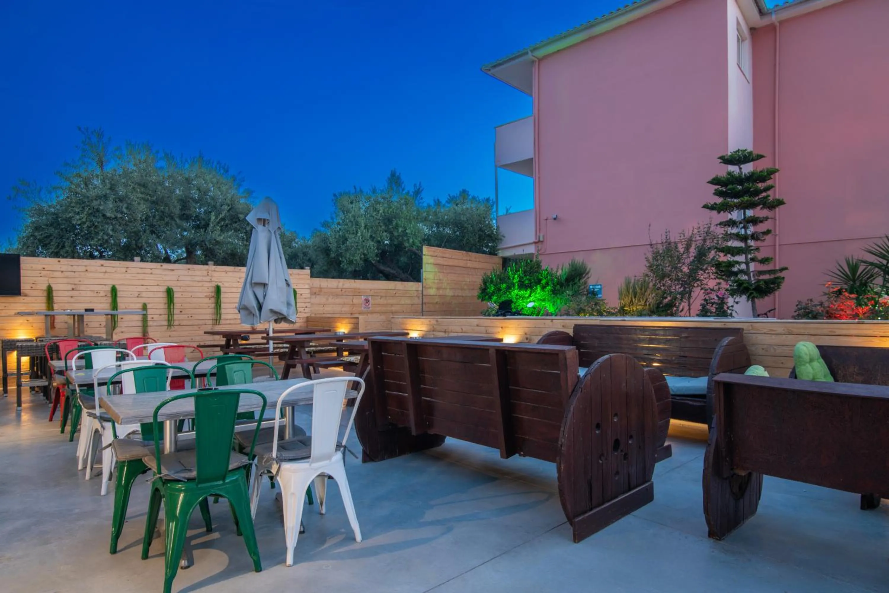 Restaurant/places to eat in Savvas Hotel