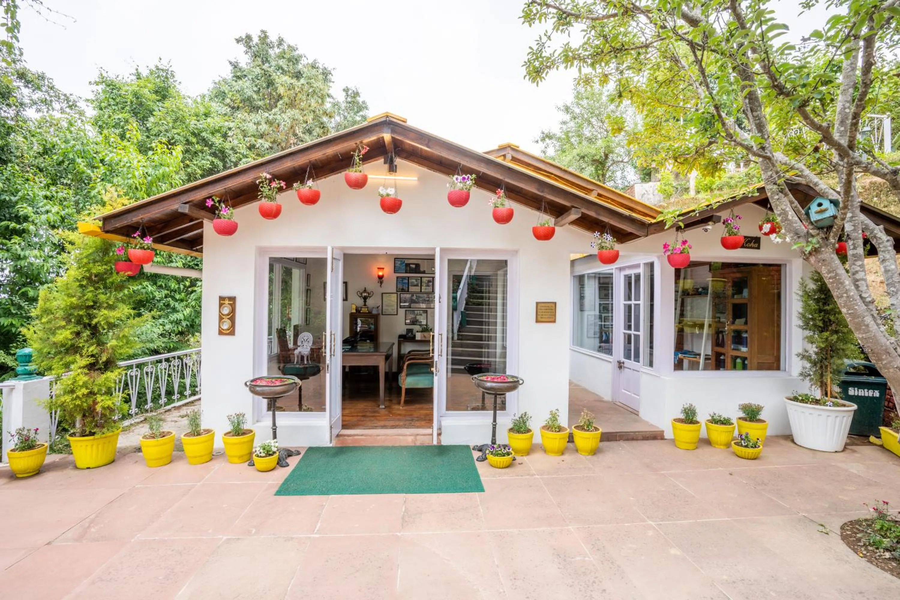 Lobby or reception in Te Aroha By Shervani