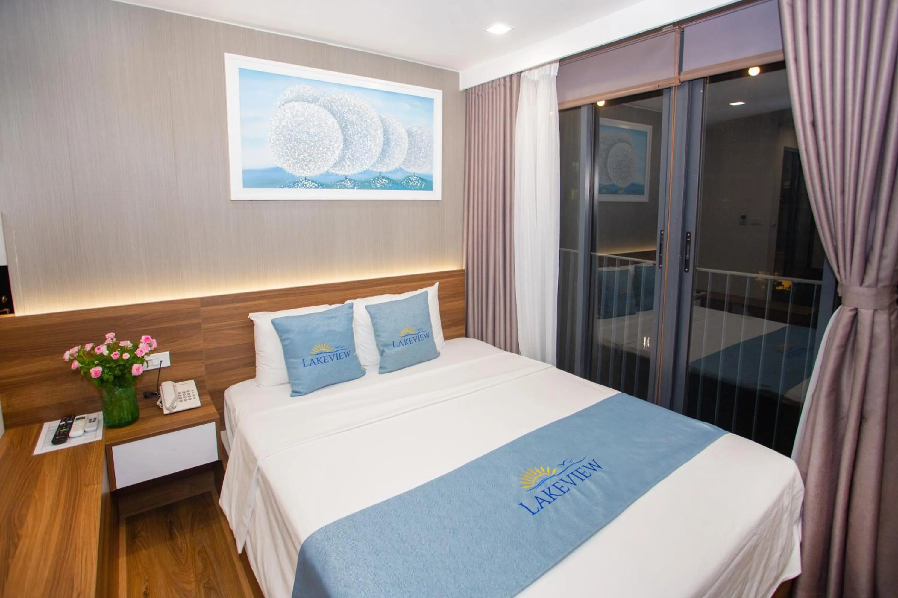 Bed in Lake View Hotel