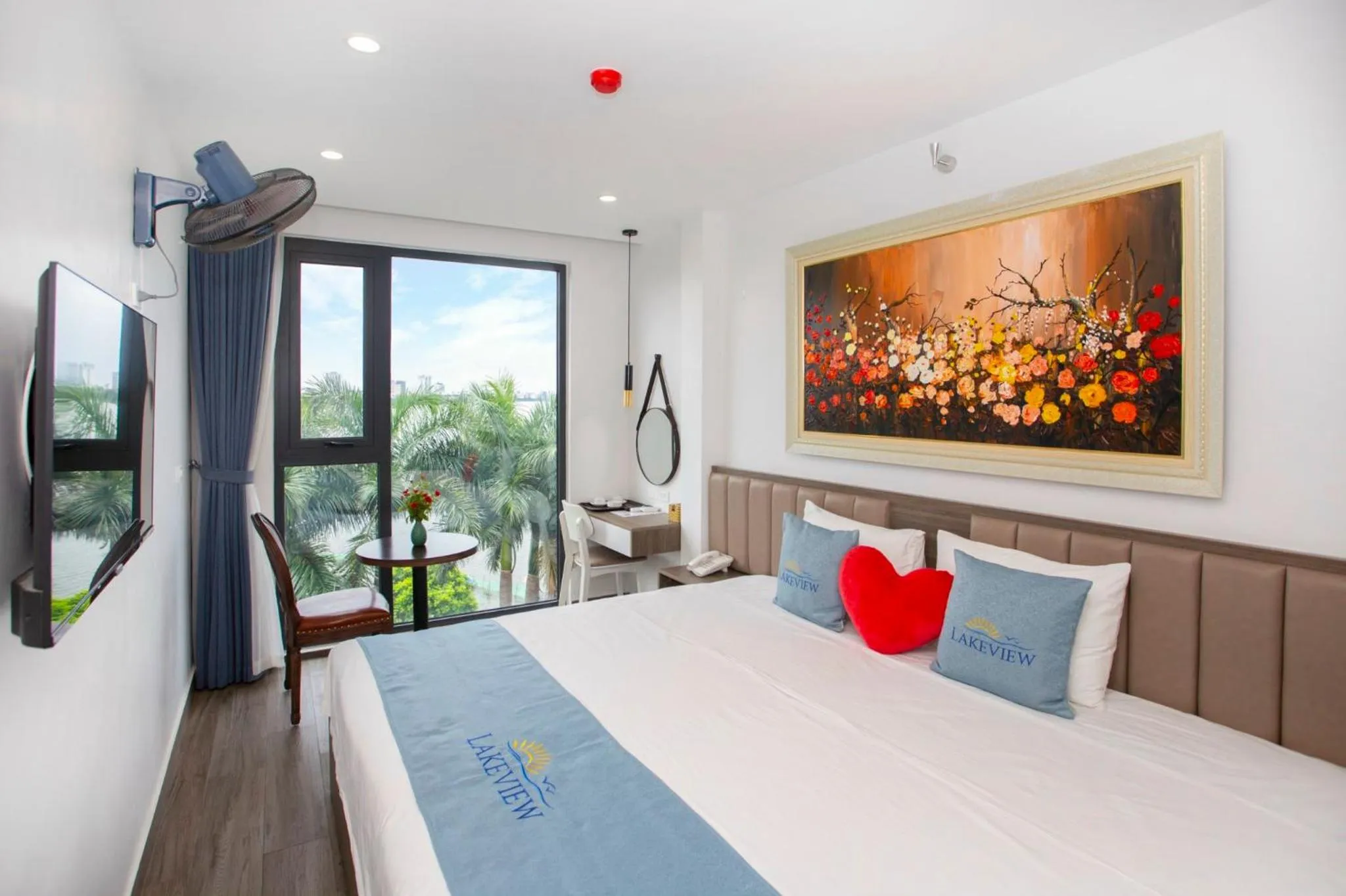 Communal lounge/ TV room, Bed in Lake View Hotel