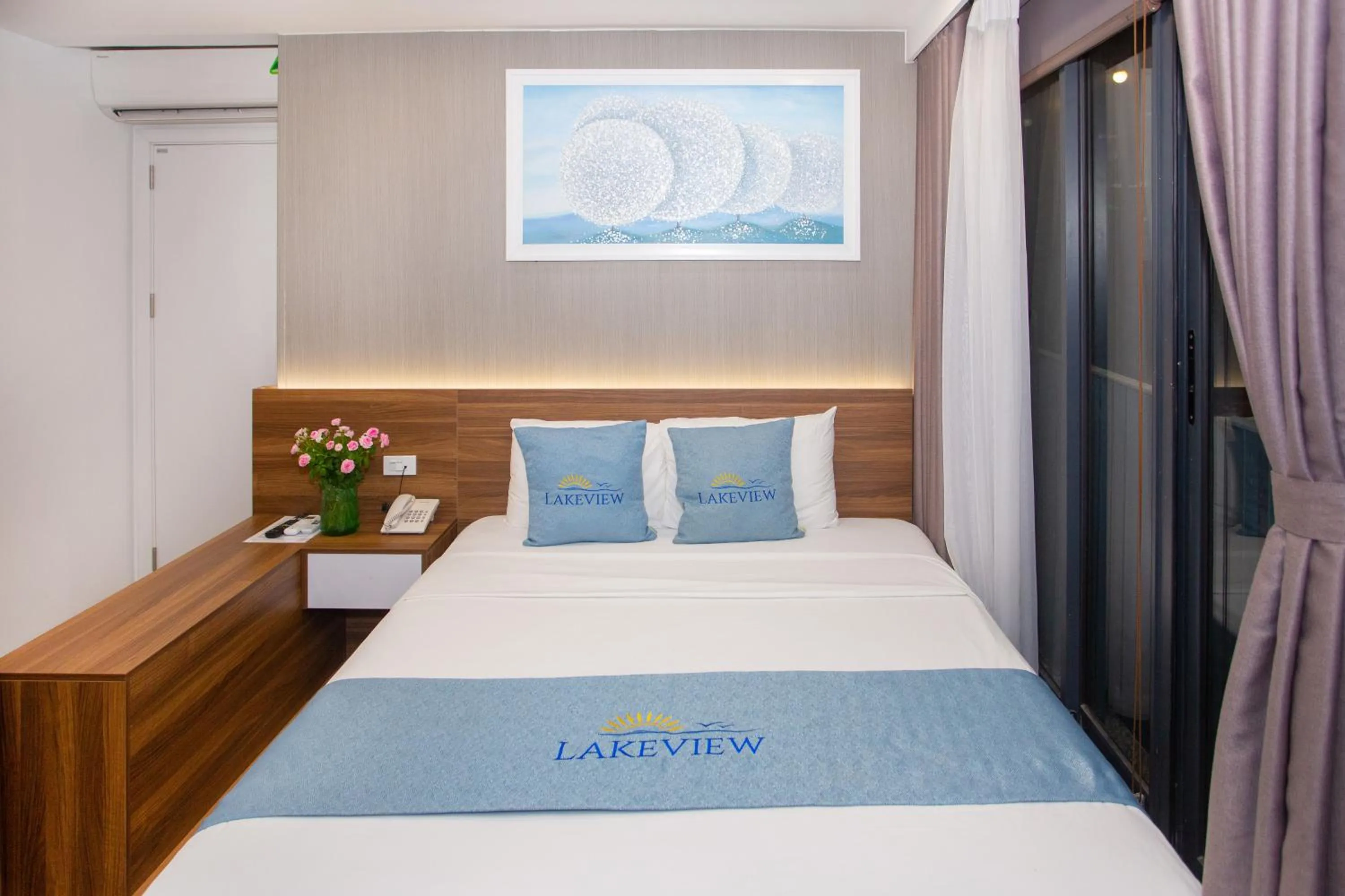 Bed in Lake View Hotel