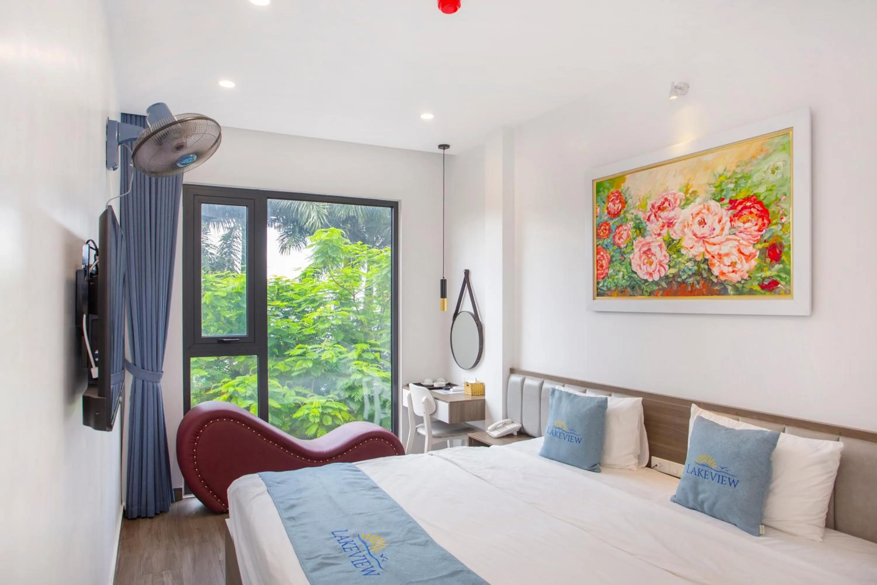 Bed in Lake View Hotel