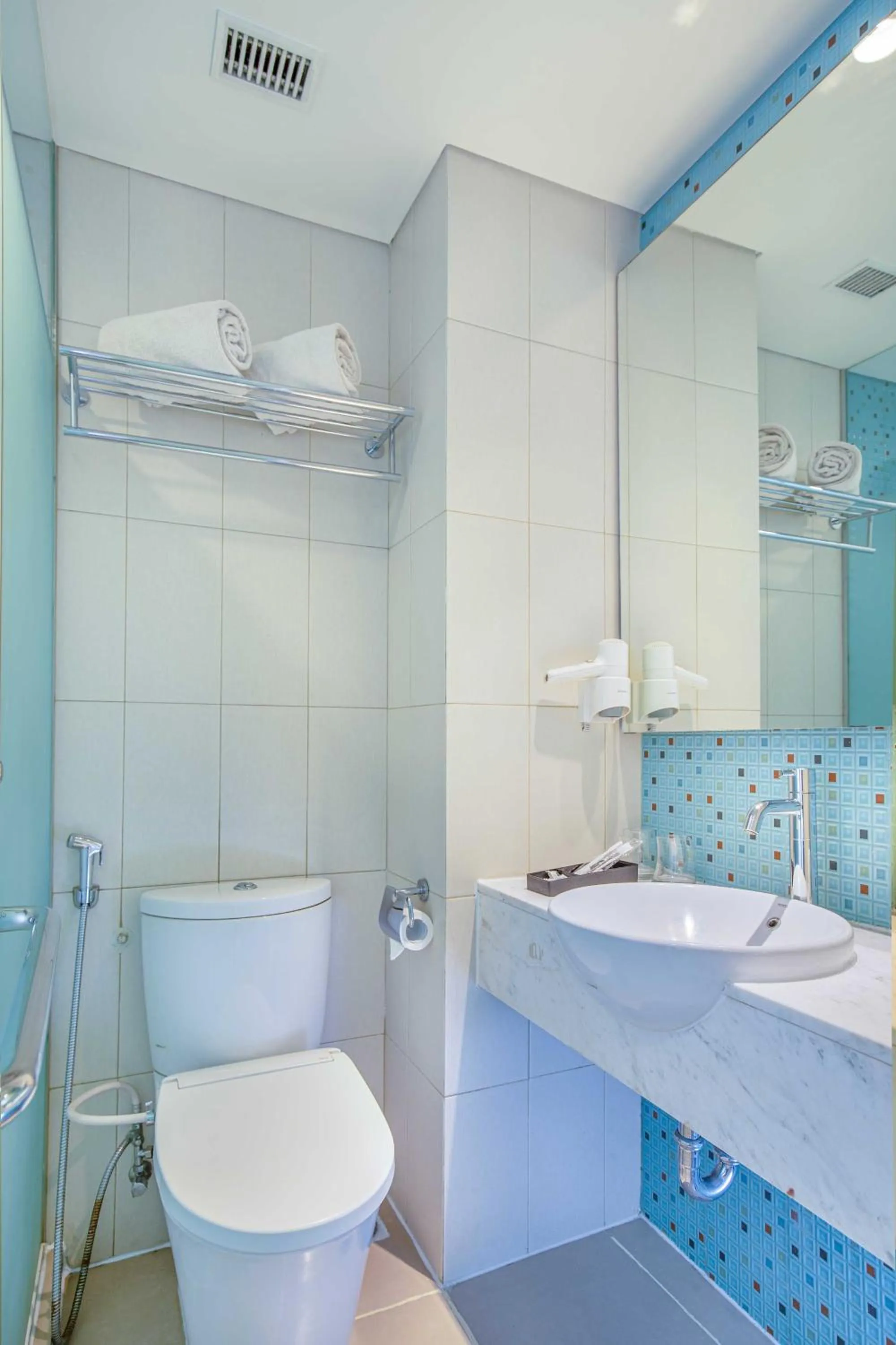 Bathroom in 1O1 URBAN Jakarta Pemuda