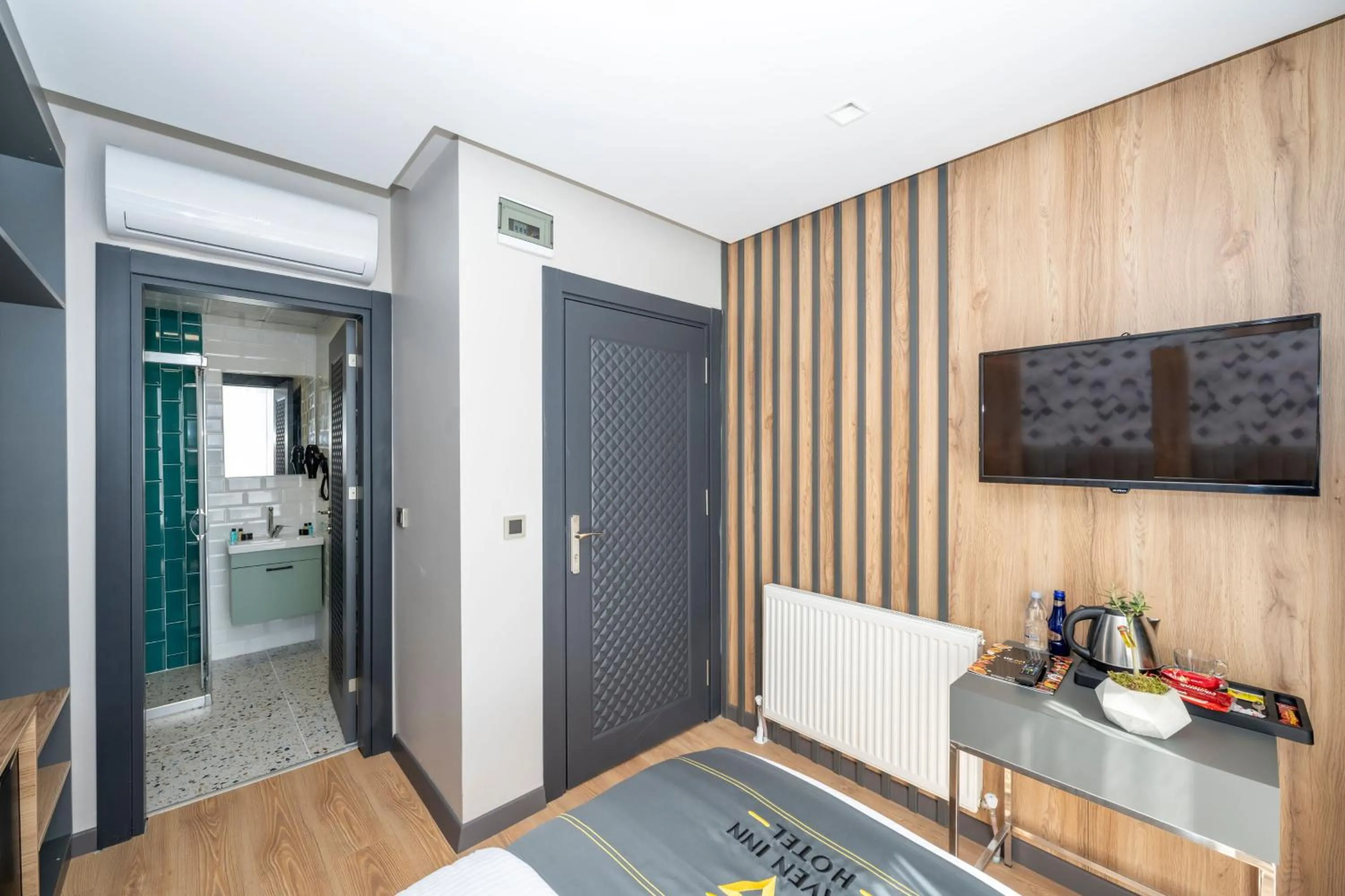 TV and multimedia in Heaven Inn Airport Hotel