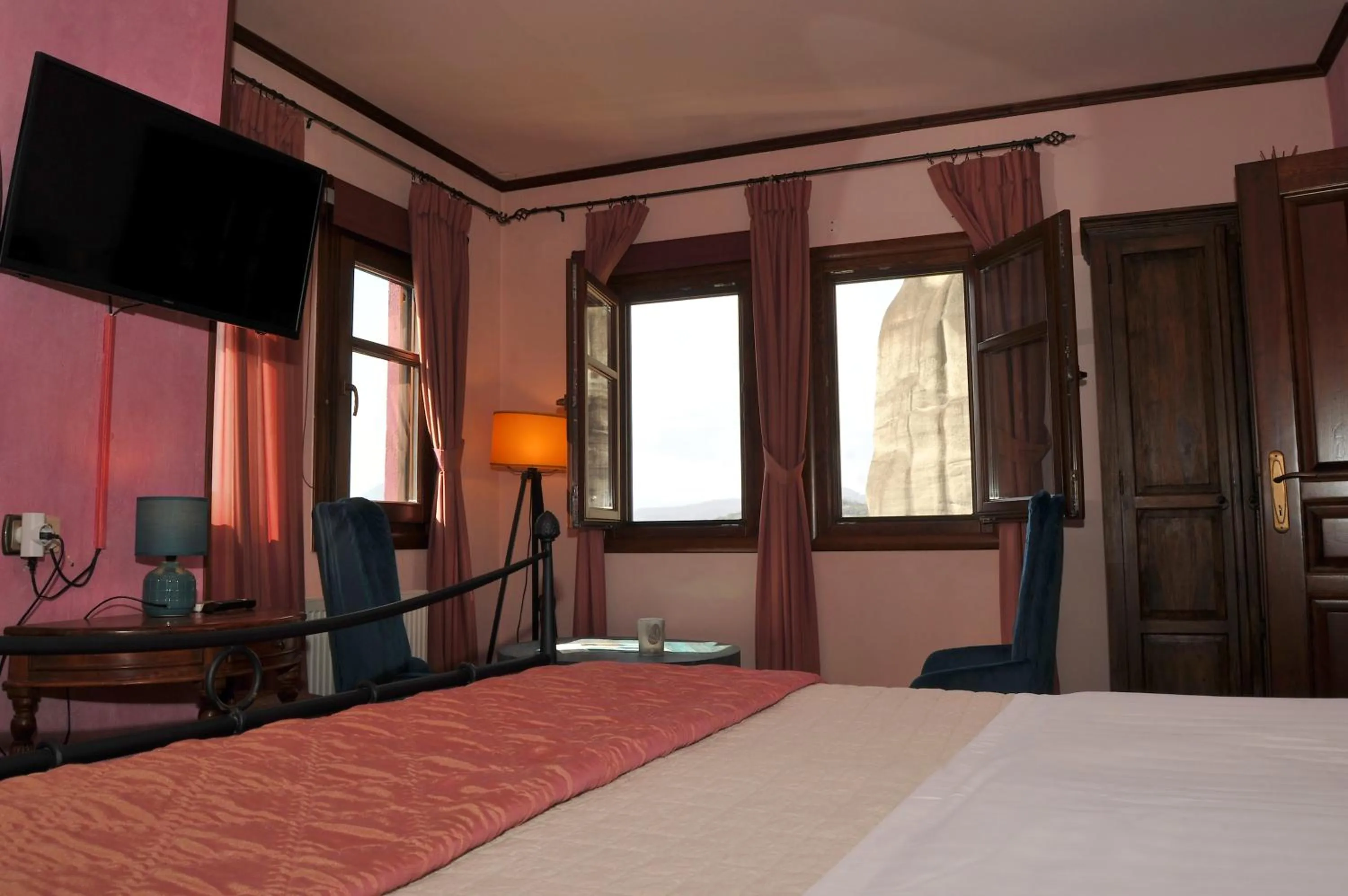 Seating area, Bed in Archontiko Mesohori Meteora