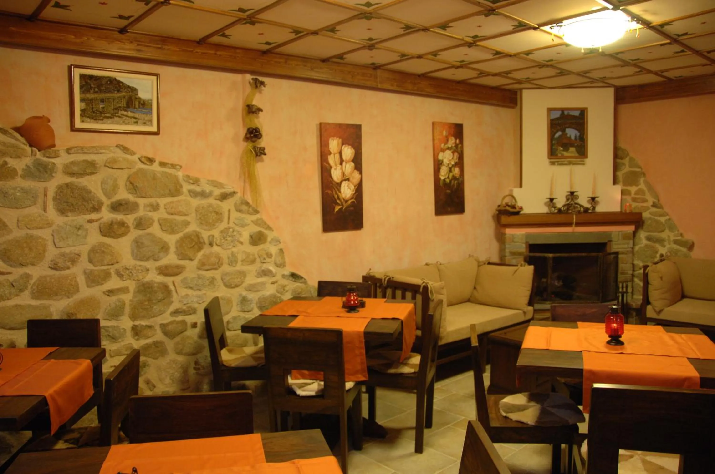 Communal lounge/ TV room in Archontiko Mesohori Meteora