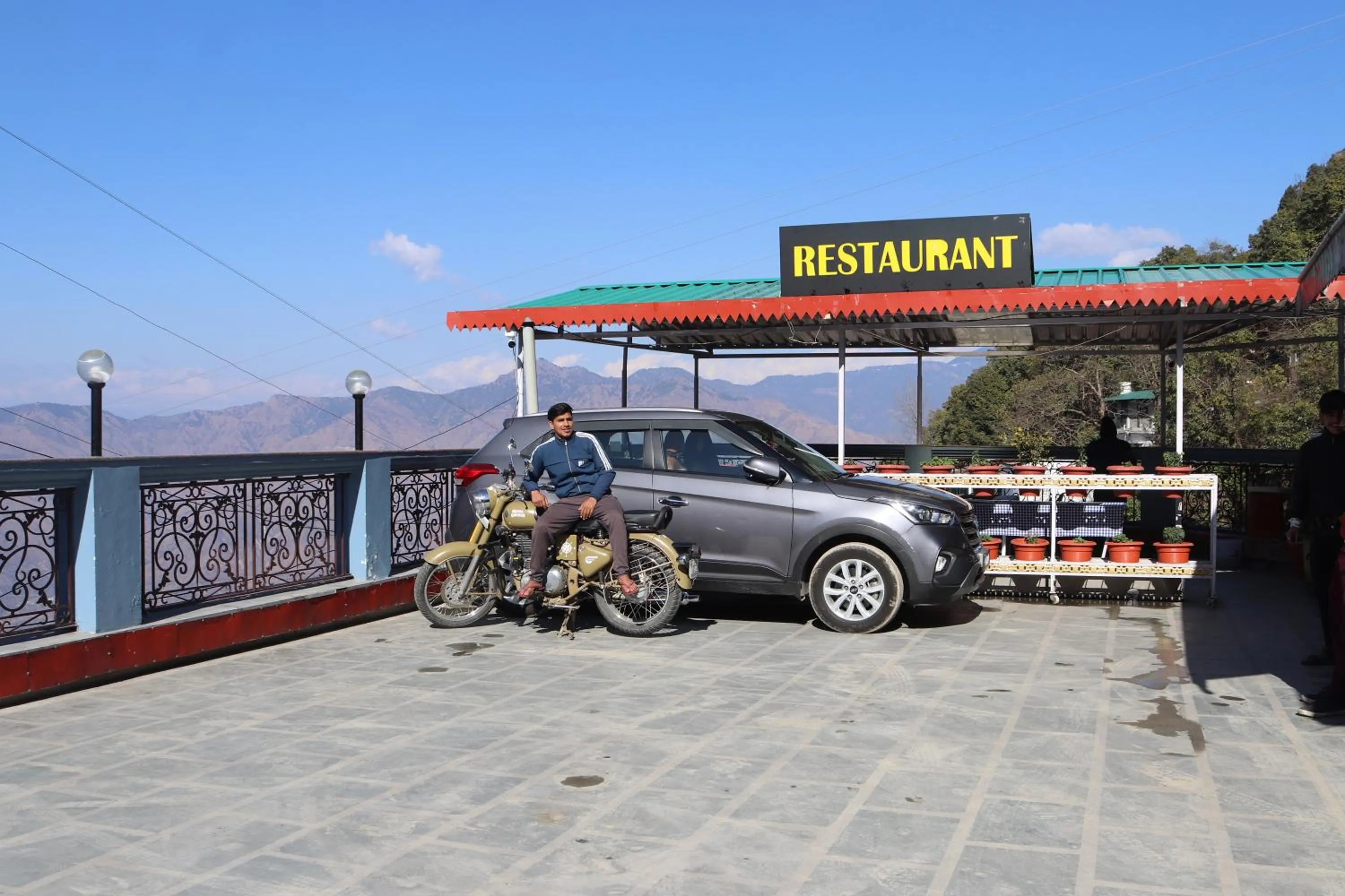 Restaurant/places to eat in Hotel Kishna Palace