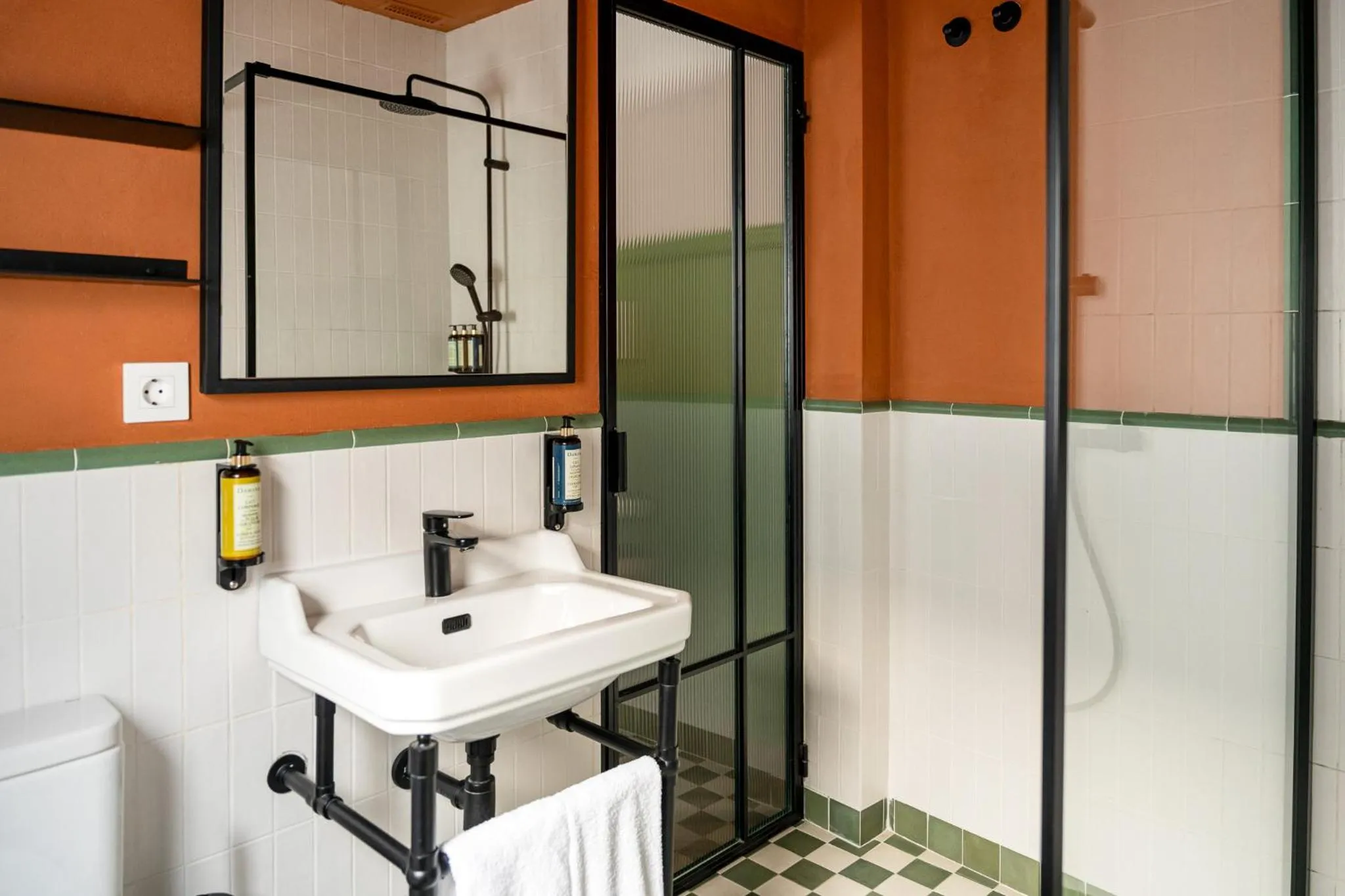 Shower in Honest Sevilla