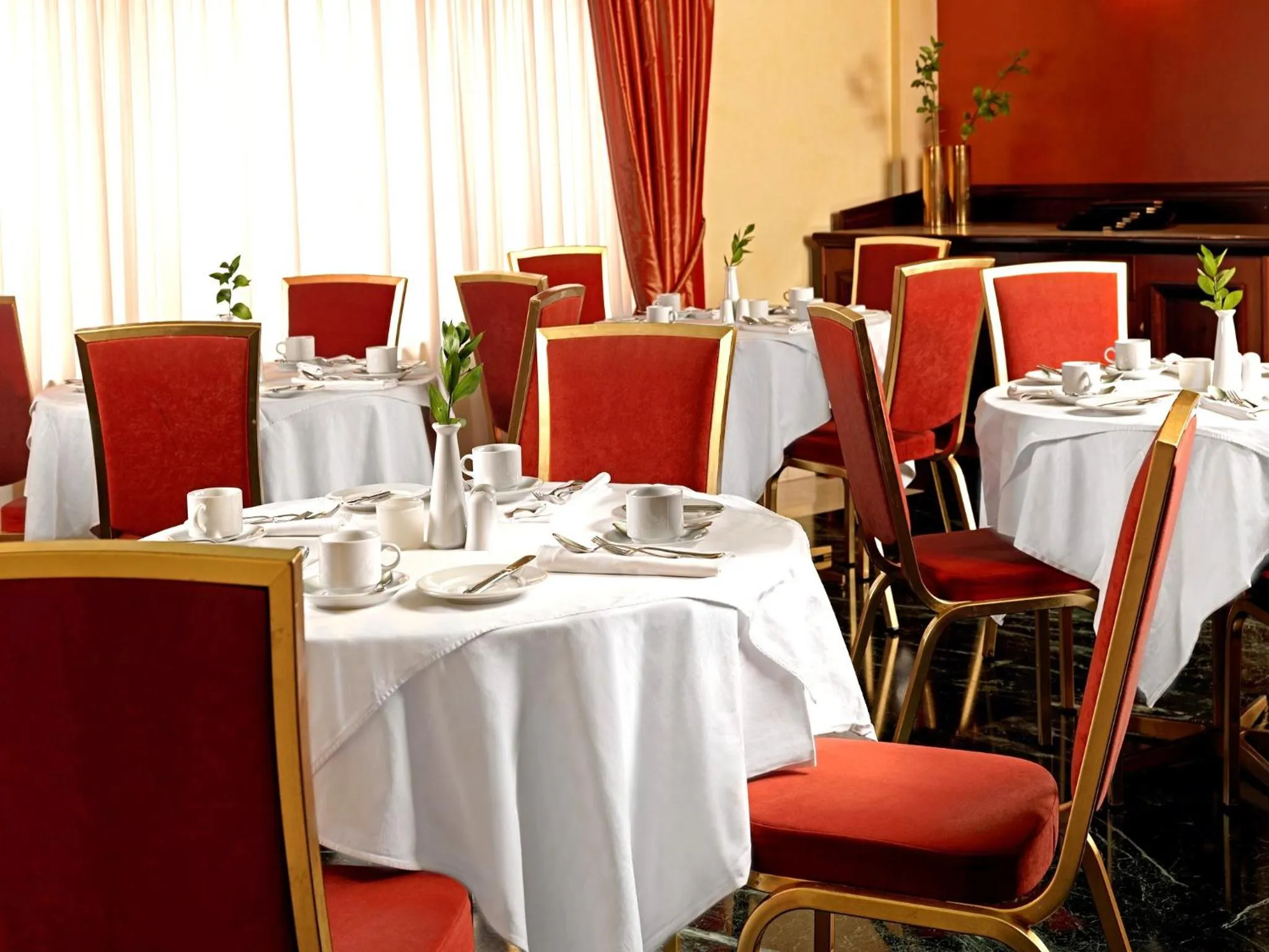 Restaurant/places to eat in Savoy Hotel