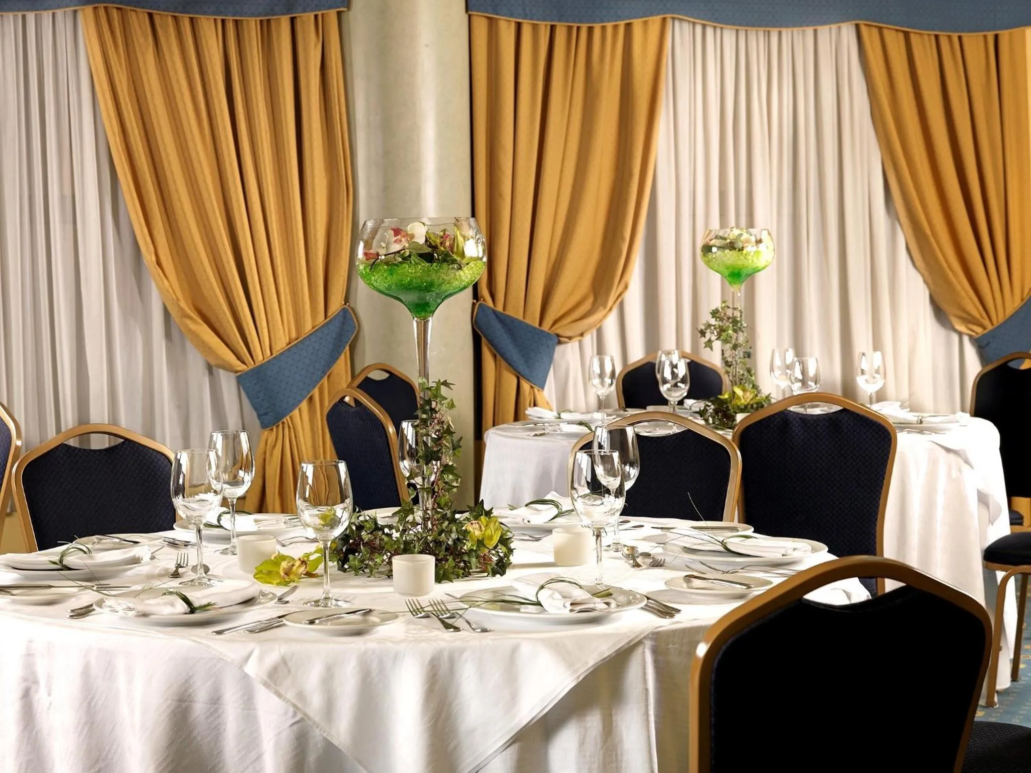 Restaurant/places to eat in Savoy Hotel