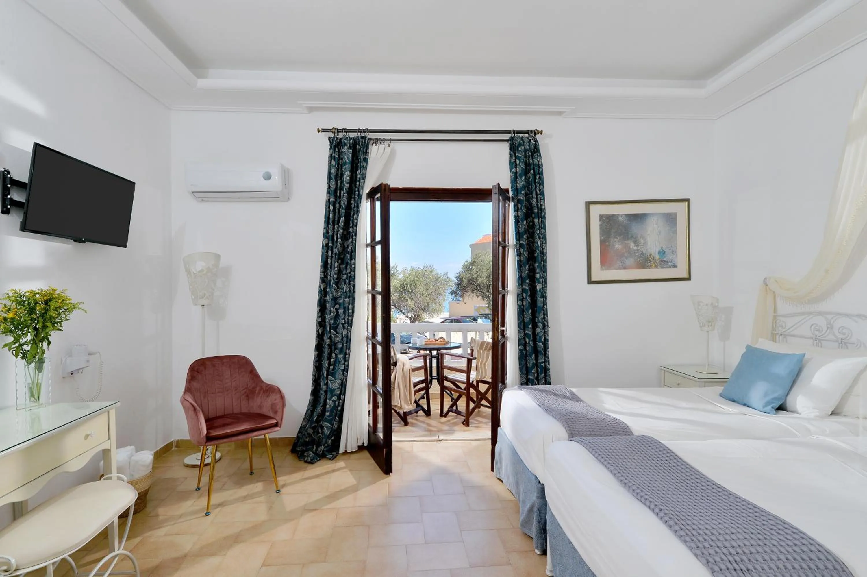 Balcony/Terrace, Bed in Vasilaras Hotel