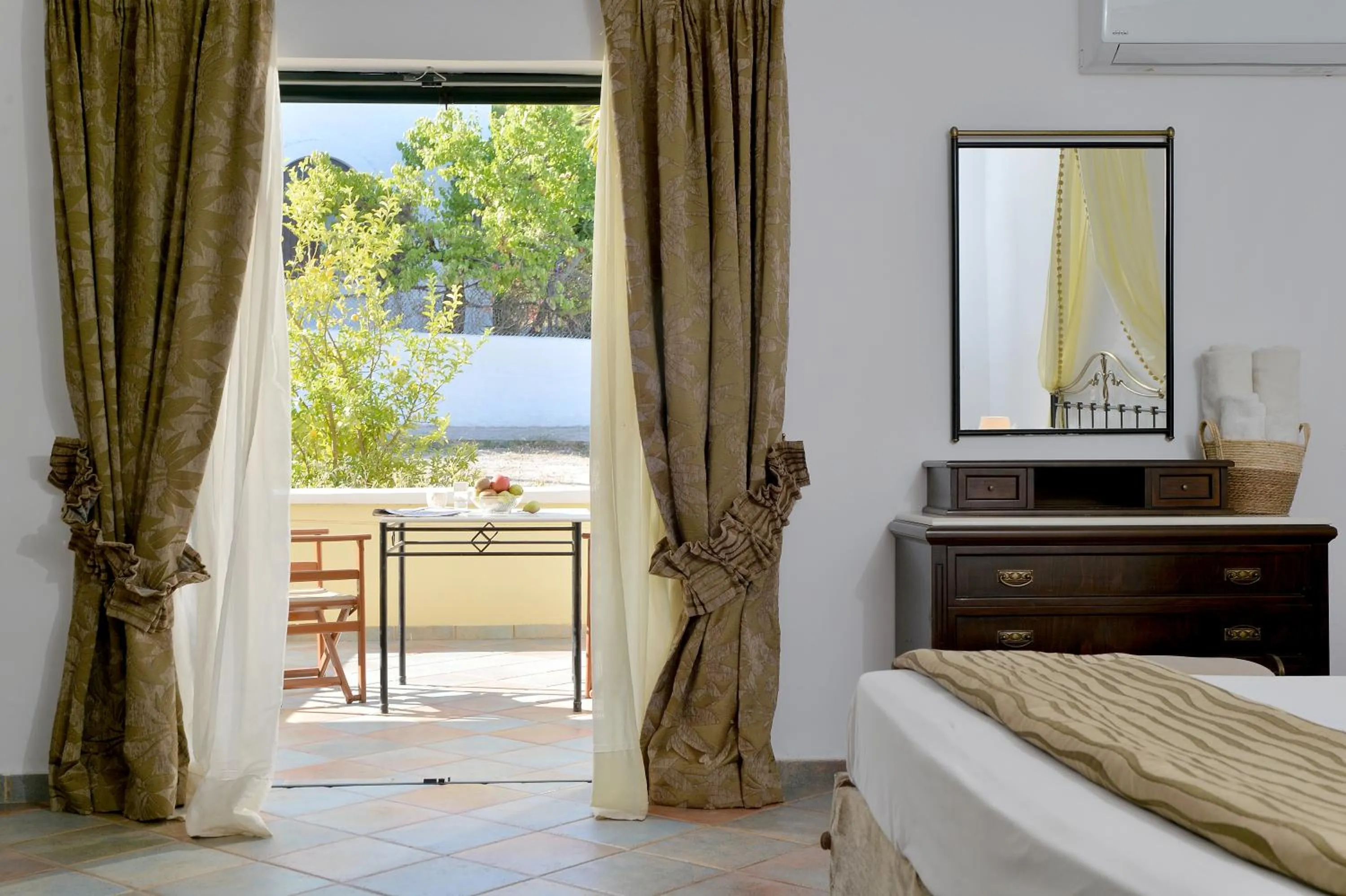 Balcony/Terrace, Bed in Vasilaras Hotel