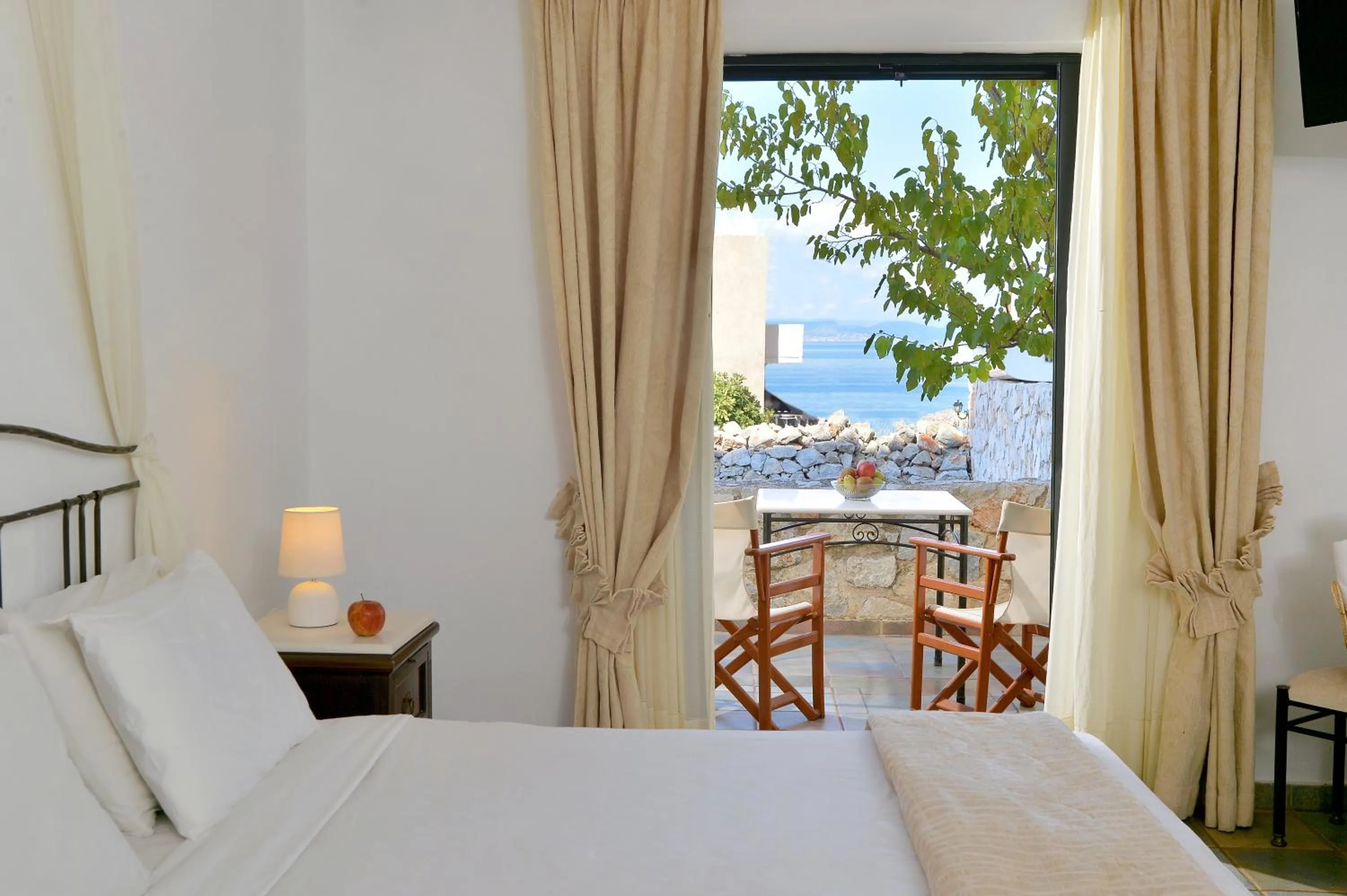 Balcony/Terrace, Bed in Vasilaras Hotel