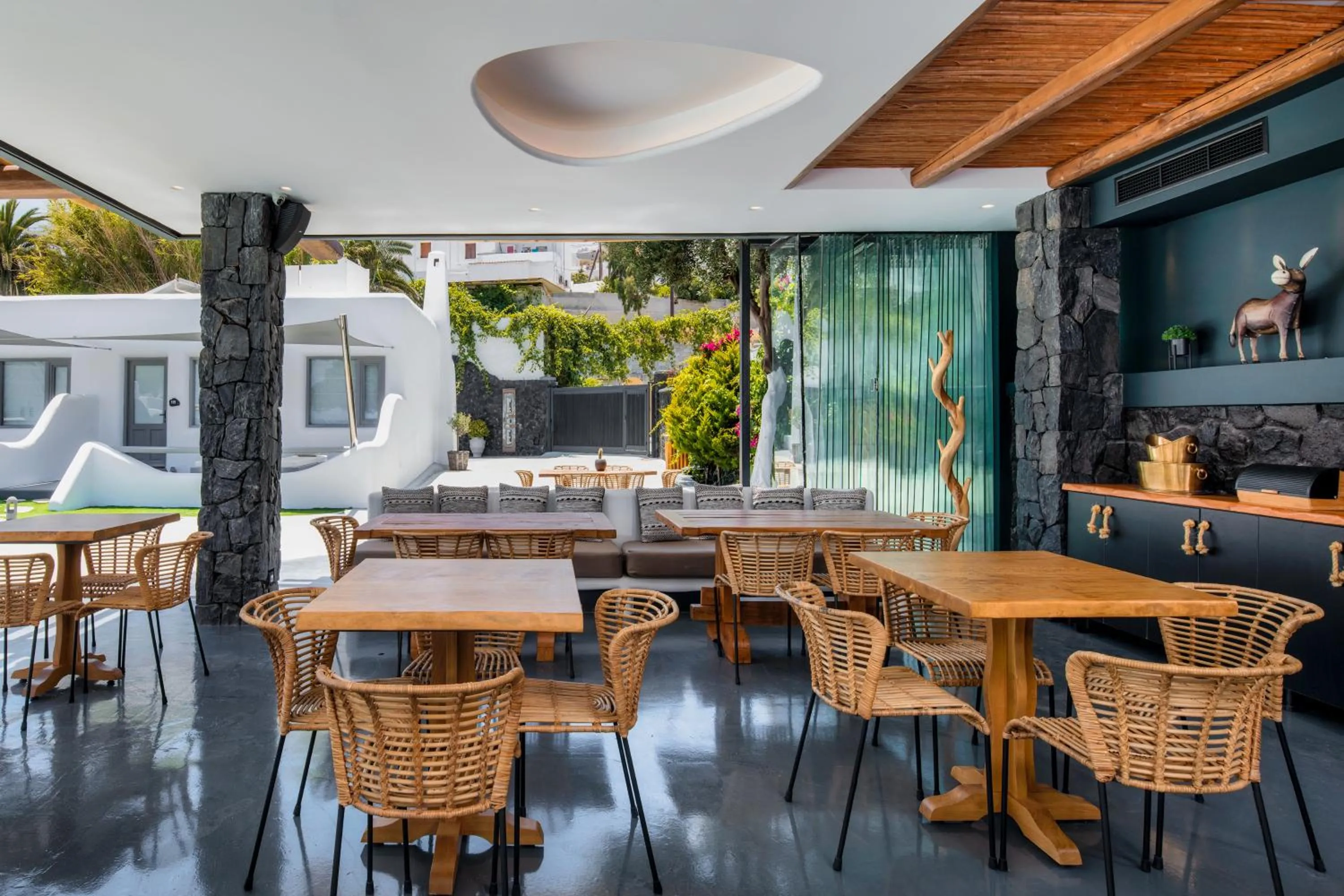 Restaurant/places to eat in Evgenia Villas & Suites by Calm Collection