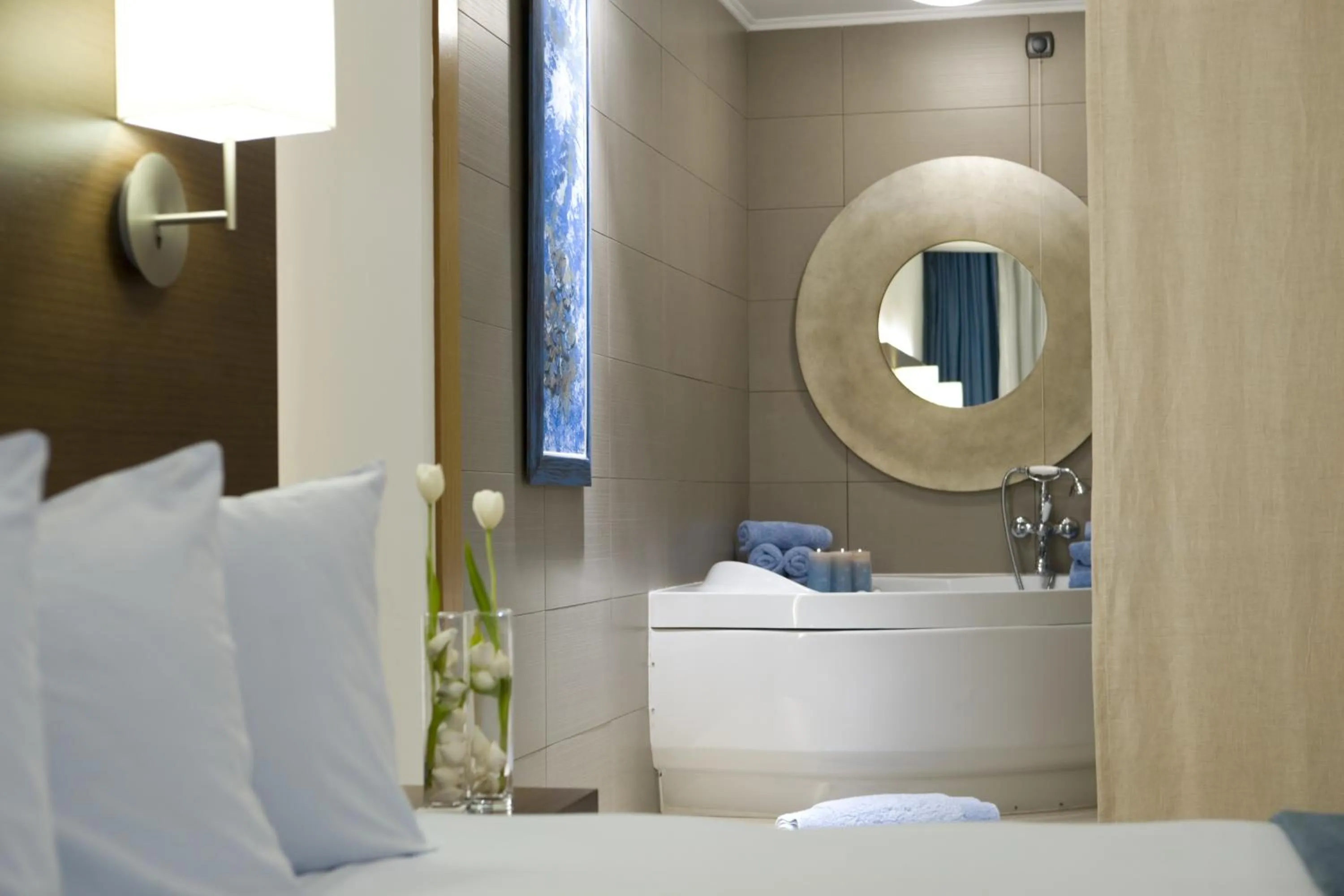 Photo of the whole room in Domotel Xenia Volos