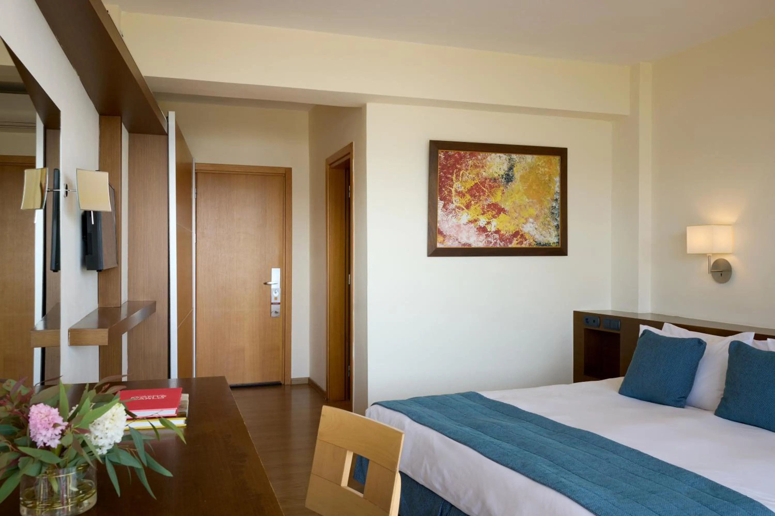 Photo of the whole room, Bed in Domotel Xenia Volos