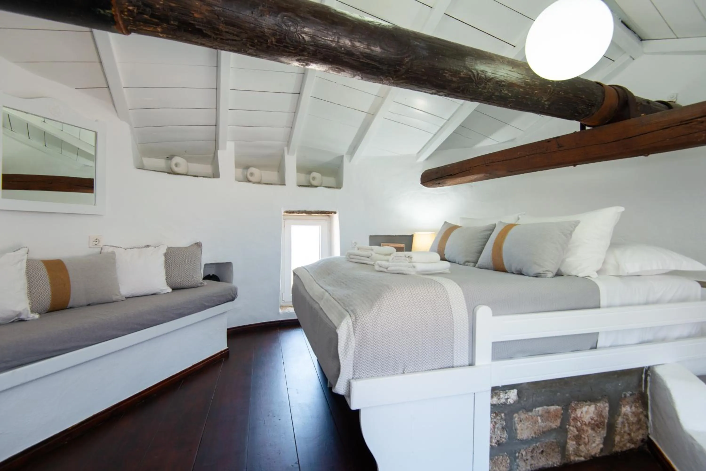 Property building, Bed in Windmill Bella Vista