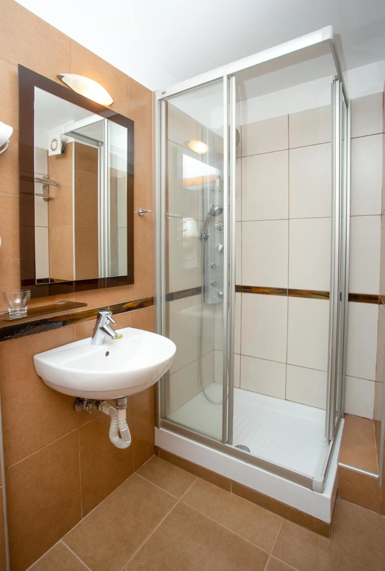 Shower in Hotel Adonis