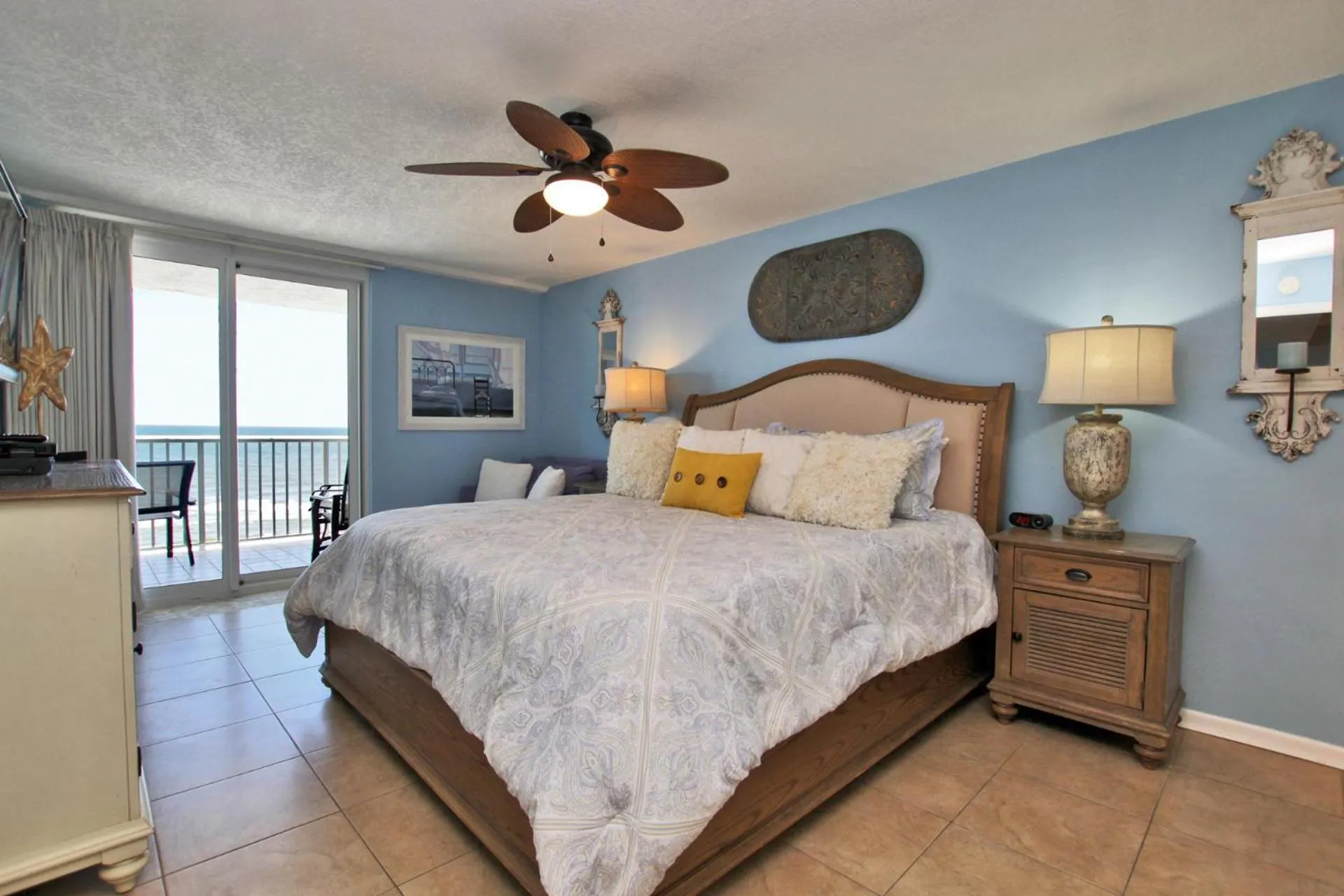 Bed in Romar Tower 7C