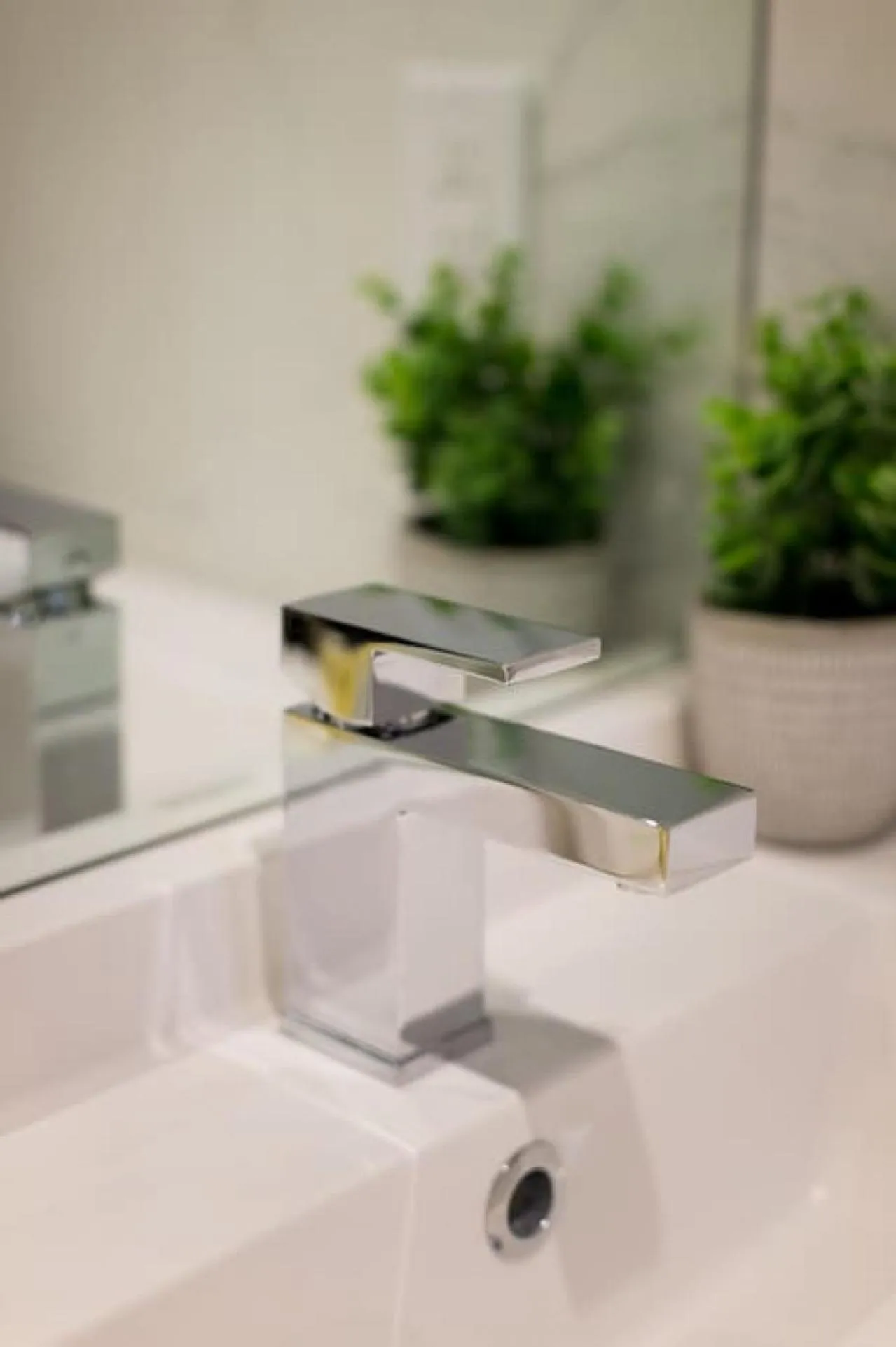 Palms Little Italy Studio with full bathroom by Denstays