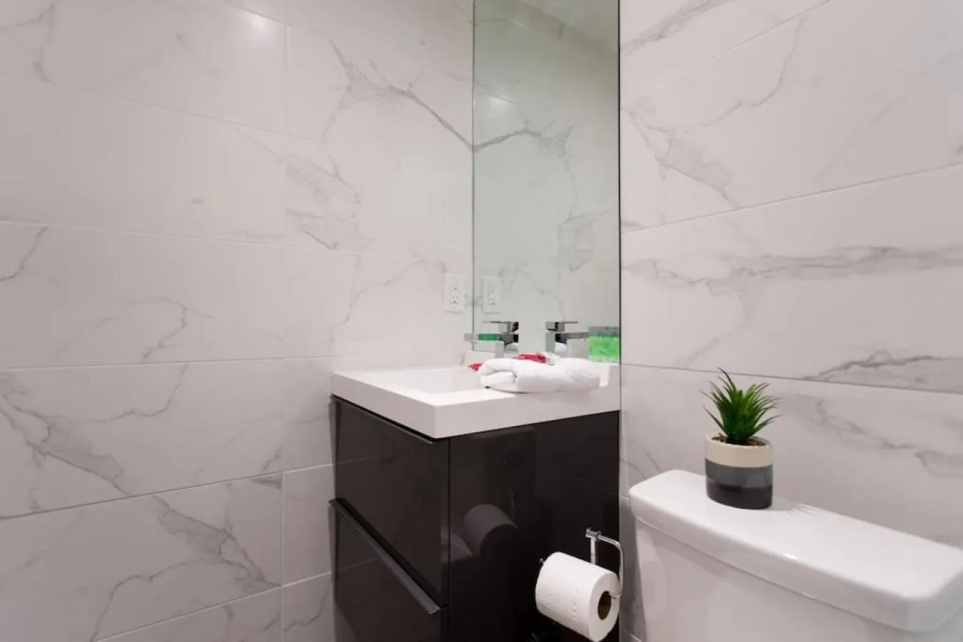 Palms Little Italy Studio with full bathroom by Denstays