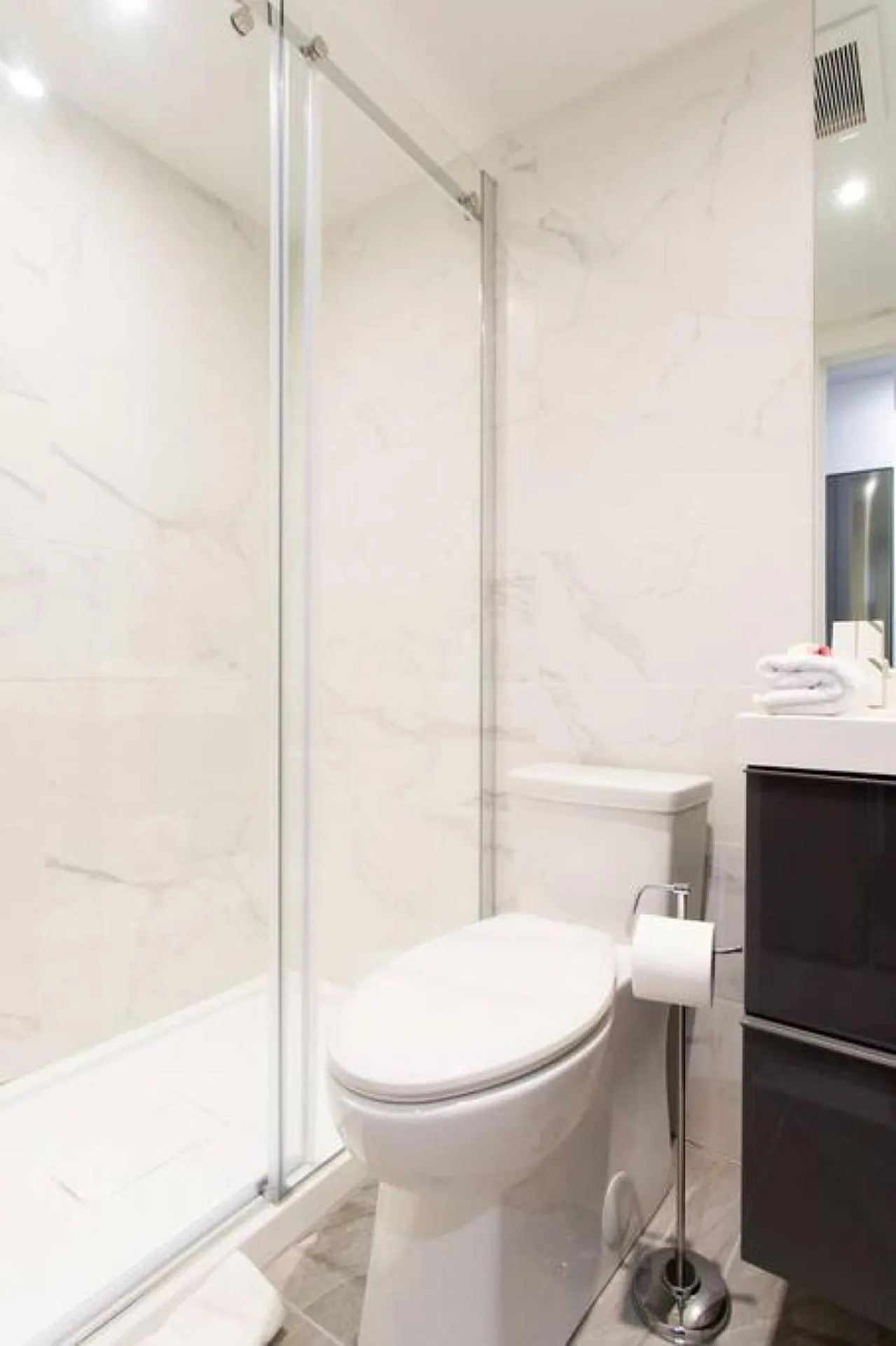 Palms Little Italy Studio with full bathroom by Denstays