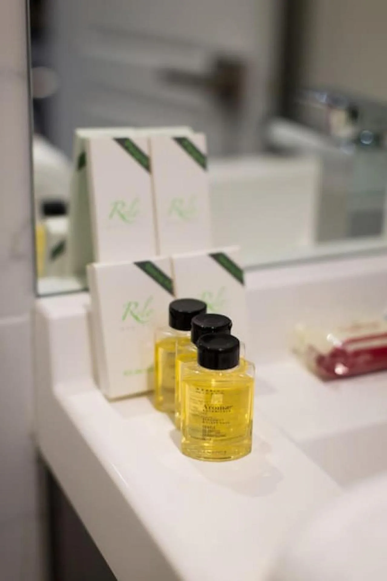 Palms Little Italy Studio with full bathroom by Denstays