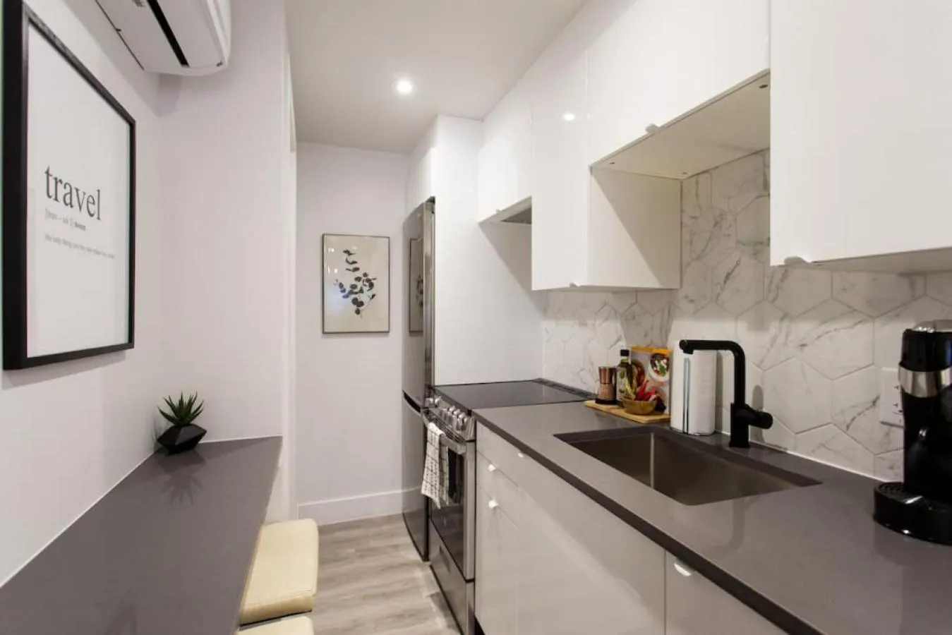 Palms Little Italy Studio with full bathroom by Denstays