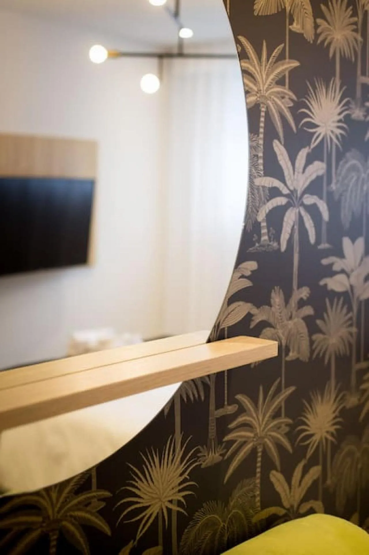 Palms Little Italy Studio with full bathroom by Denstays