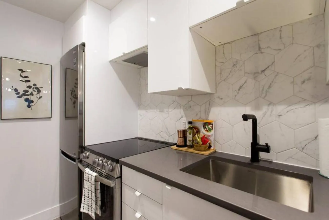 Palms Little Italy Studio with full bathroom by Denstays