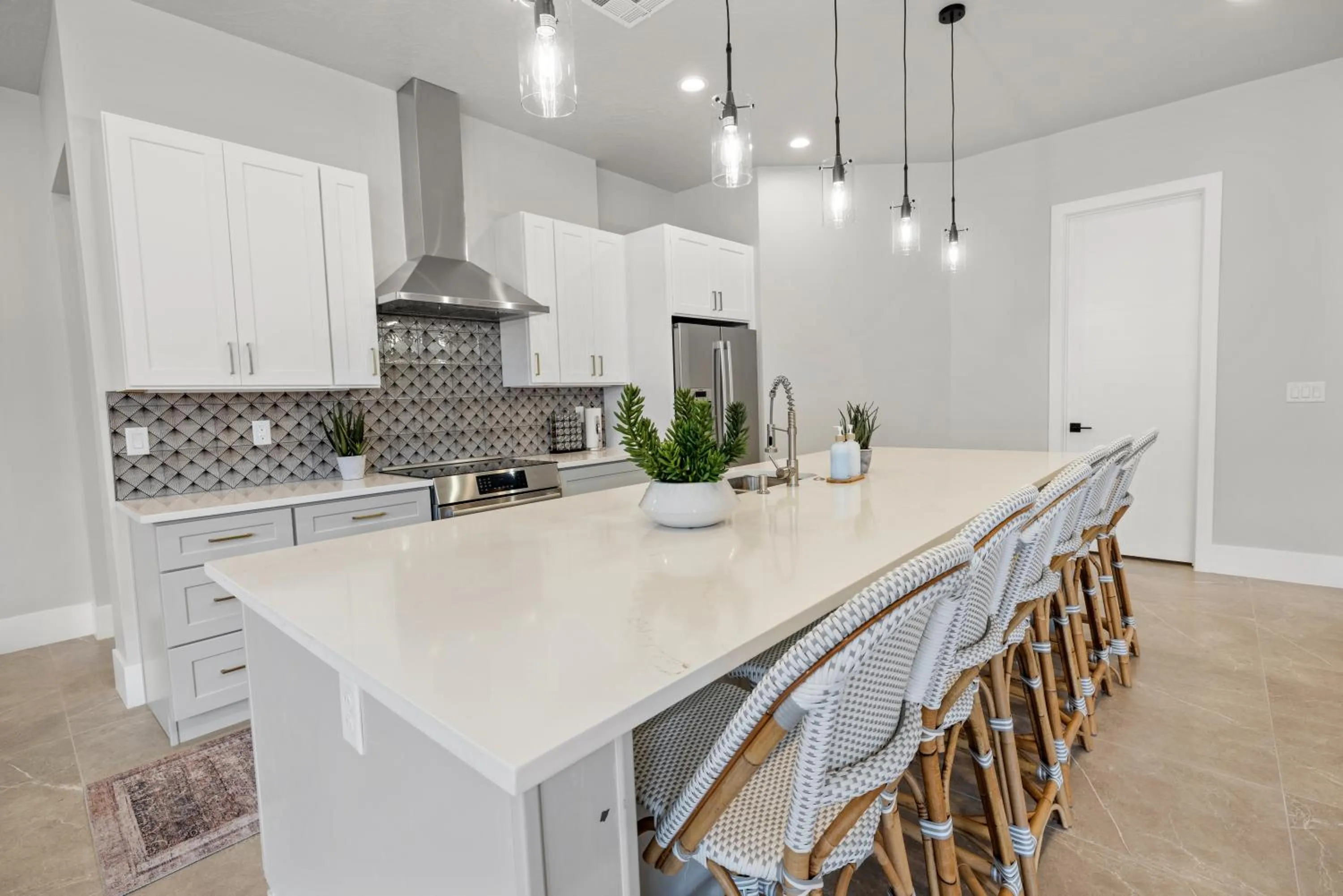 Modern Desert Oasis Lux Home w Pool and Spa