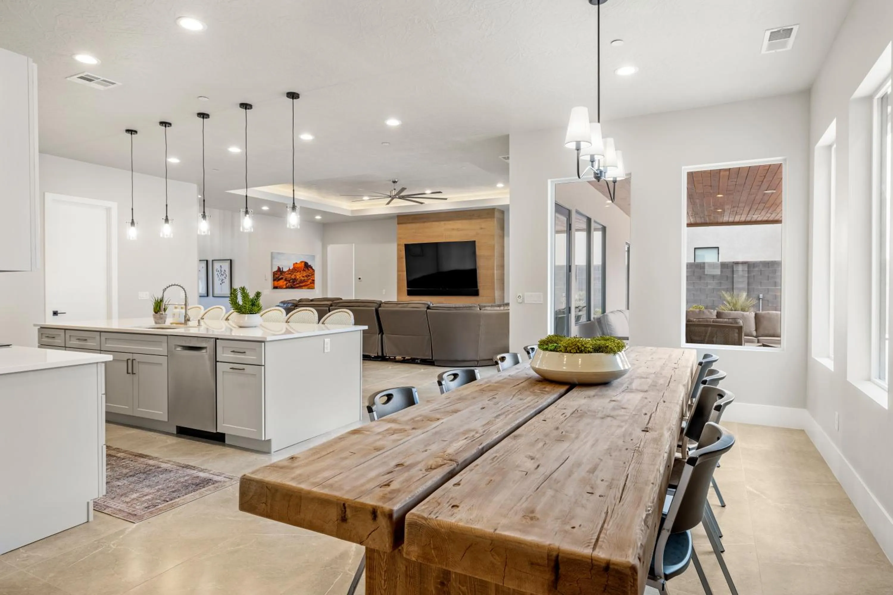 TV and multimedia in Modern Desert Oasis Lux Home w Pool and Spa