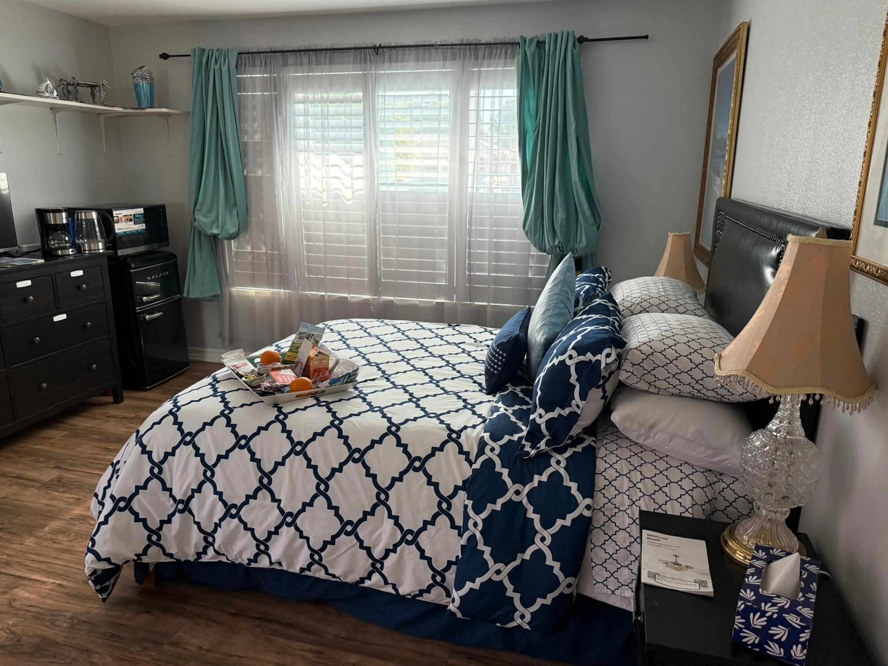 Bed in Romantic Coastal Private Room