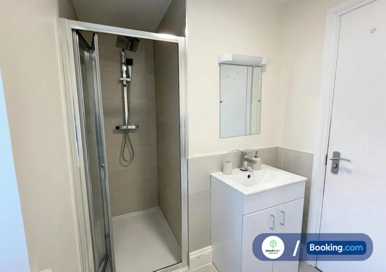 Shower in Modern 1 bedroom flat with free parking