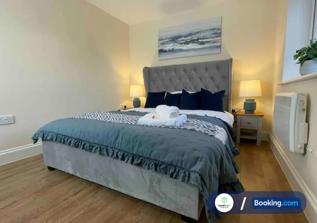 Bedroom, Bed in Modern 1 bedroom flat with free parking