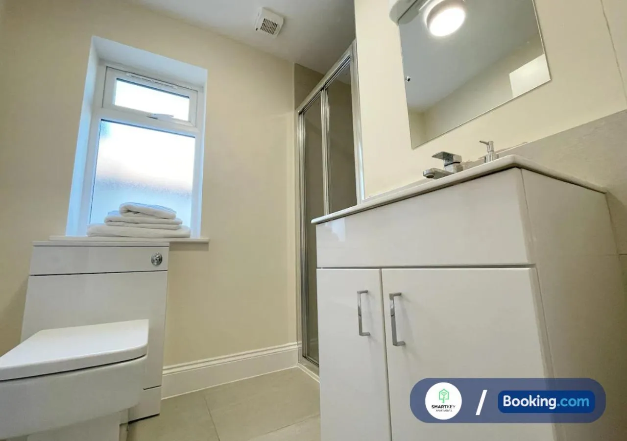 Shower in Modern 1 bedroom flat with free parking